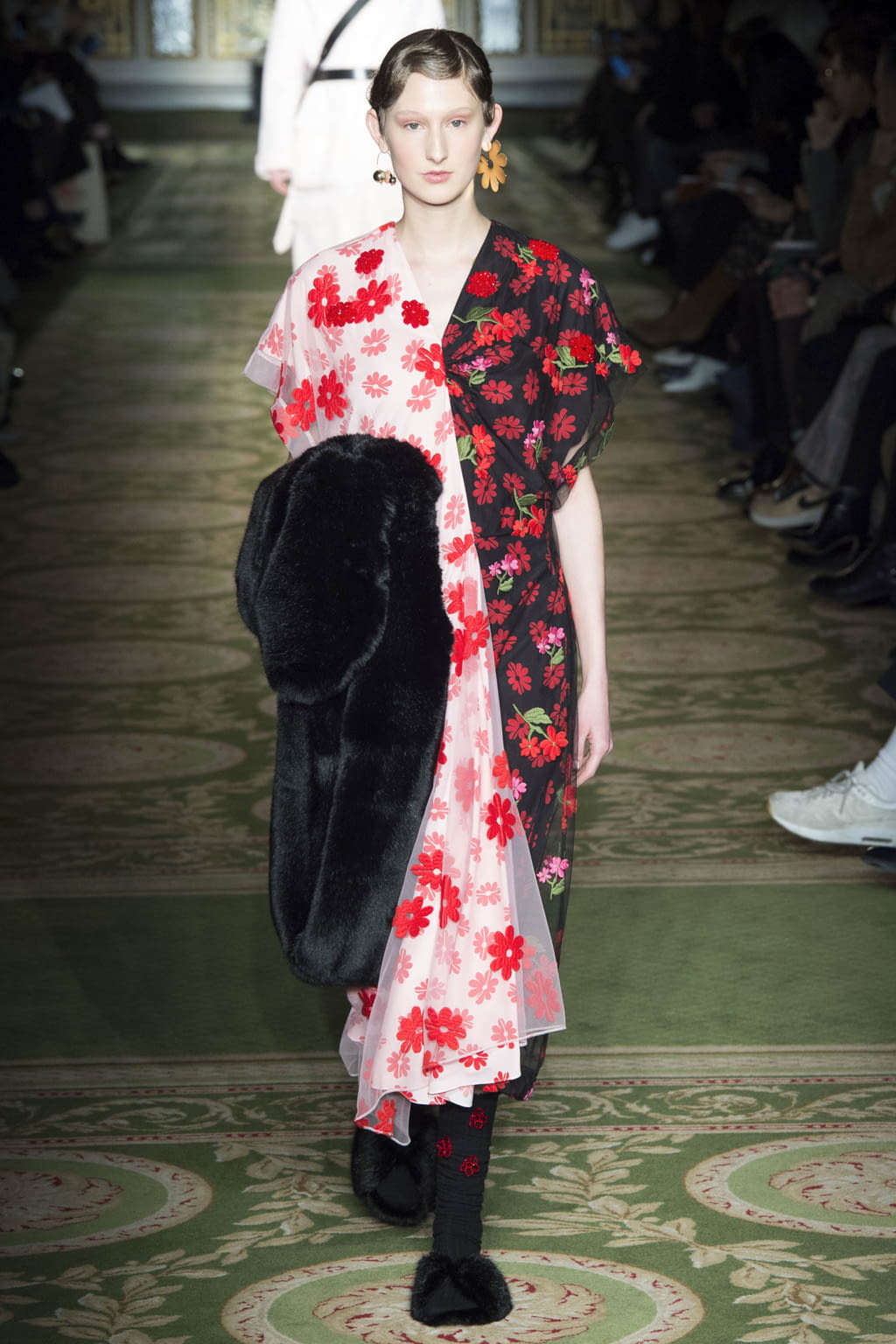 Fashion Week London Fall/Winter 2017 look 22 from the Simone Rocha collection 女装