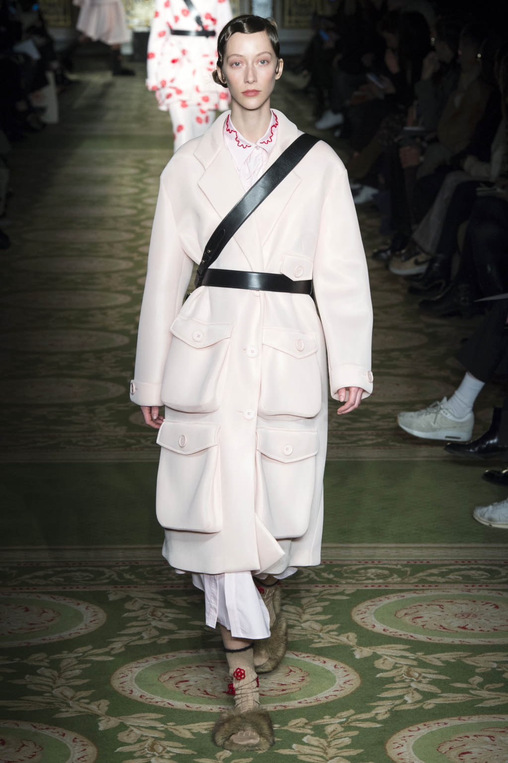 Fashion Week London Fall/Winter 2017 look 23 from the Simone Rocha collection 女装
