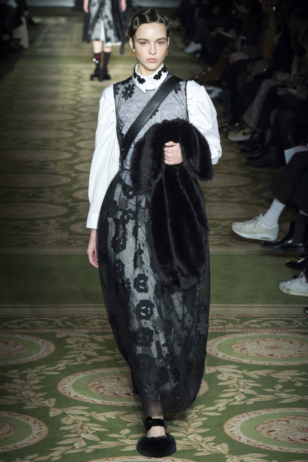 Fashion Week London Fall/Winter 2017 look 38 from the Simone Rocha collection 女装