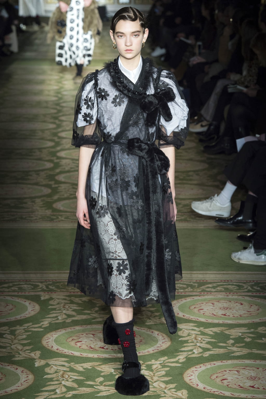 Fashion Week London Fall/Winter 2017 look 39 from the Simone Rocha collection 女装