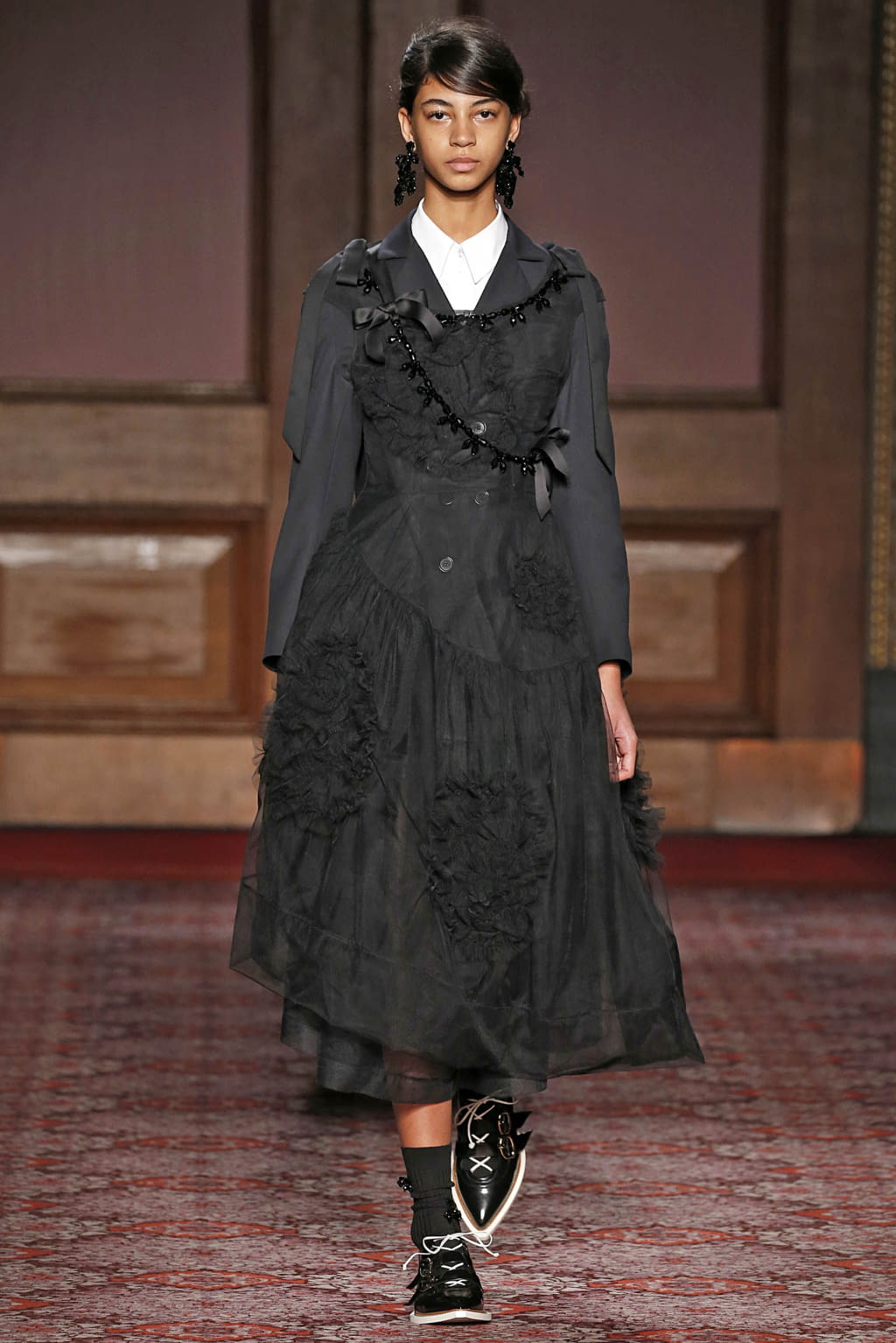 Fashion Week London Fall/Winter 2018 look 1 from the Simone Rocha collection 女装