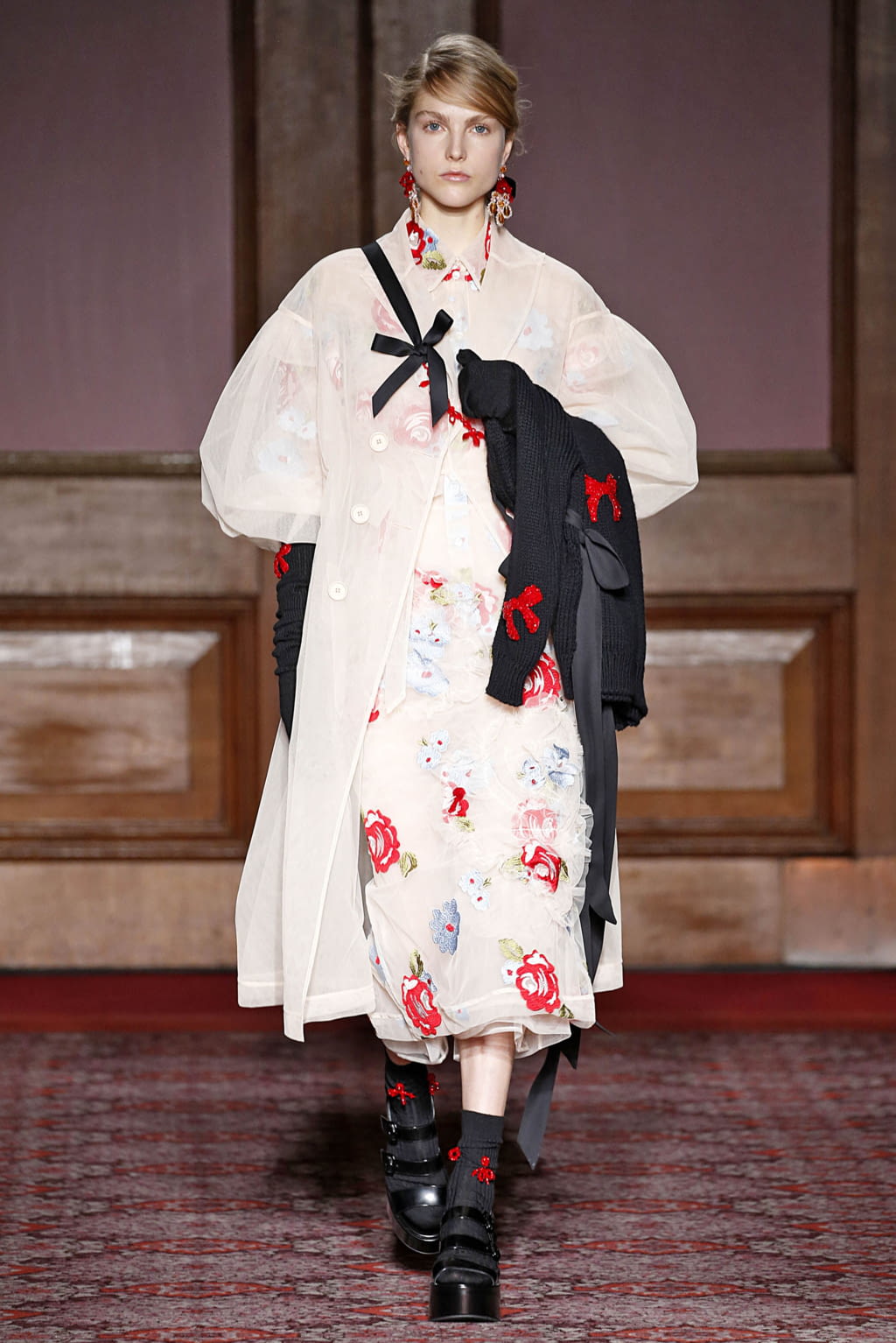 Fashion Week London Fall/Winter 2018 look 22 from the Simone Rocha collection 女装