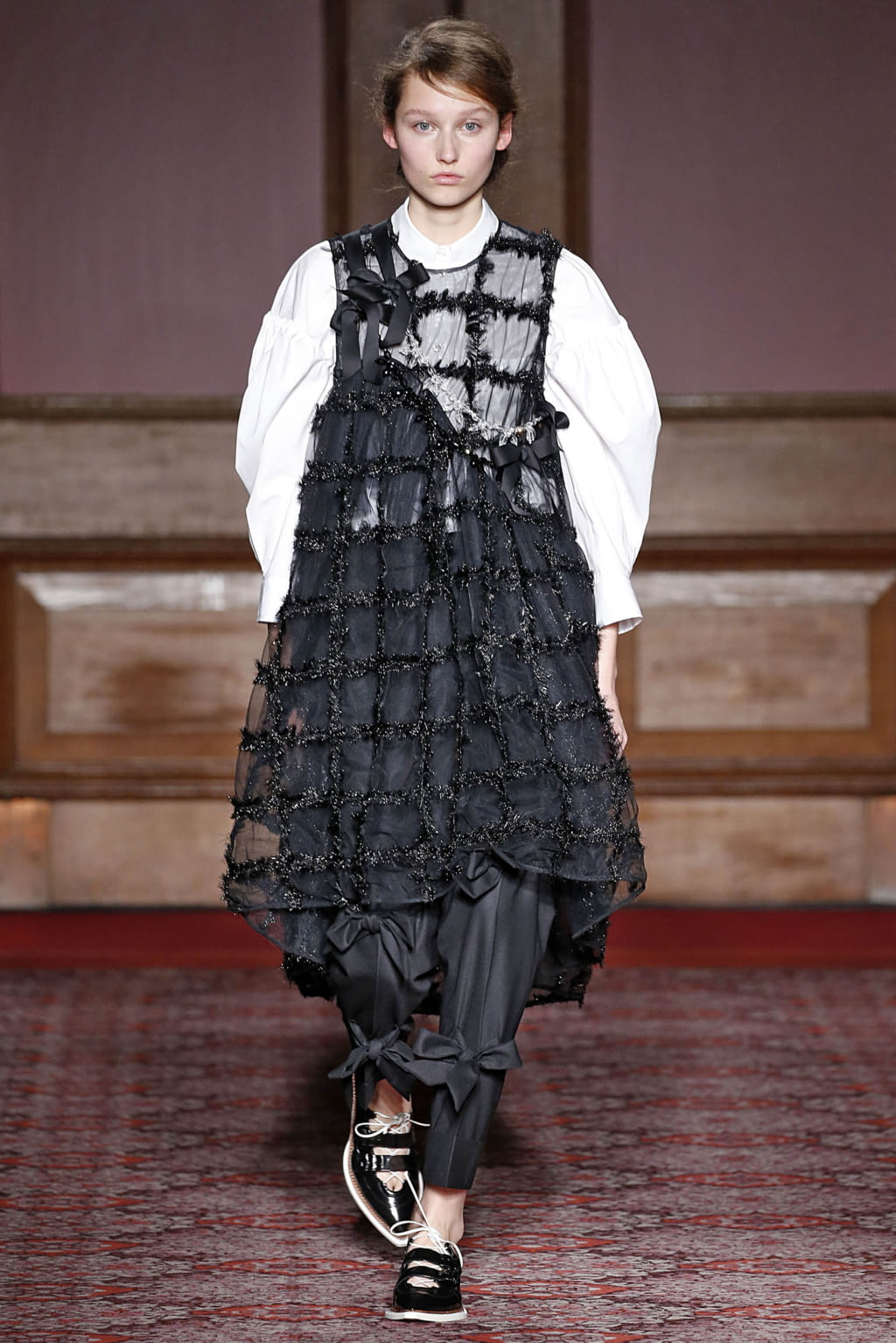 Fashion Week London Fall/Winter 2018 look 32 from the Simone Rocha collection 女装