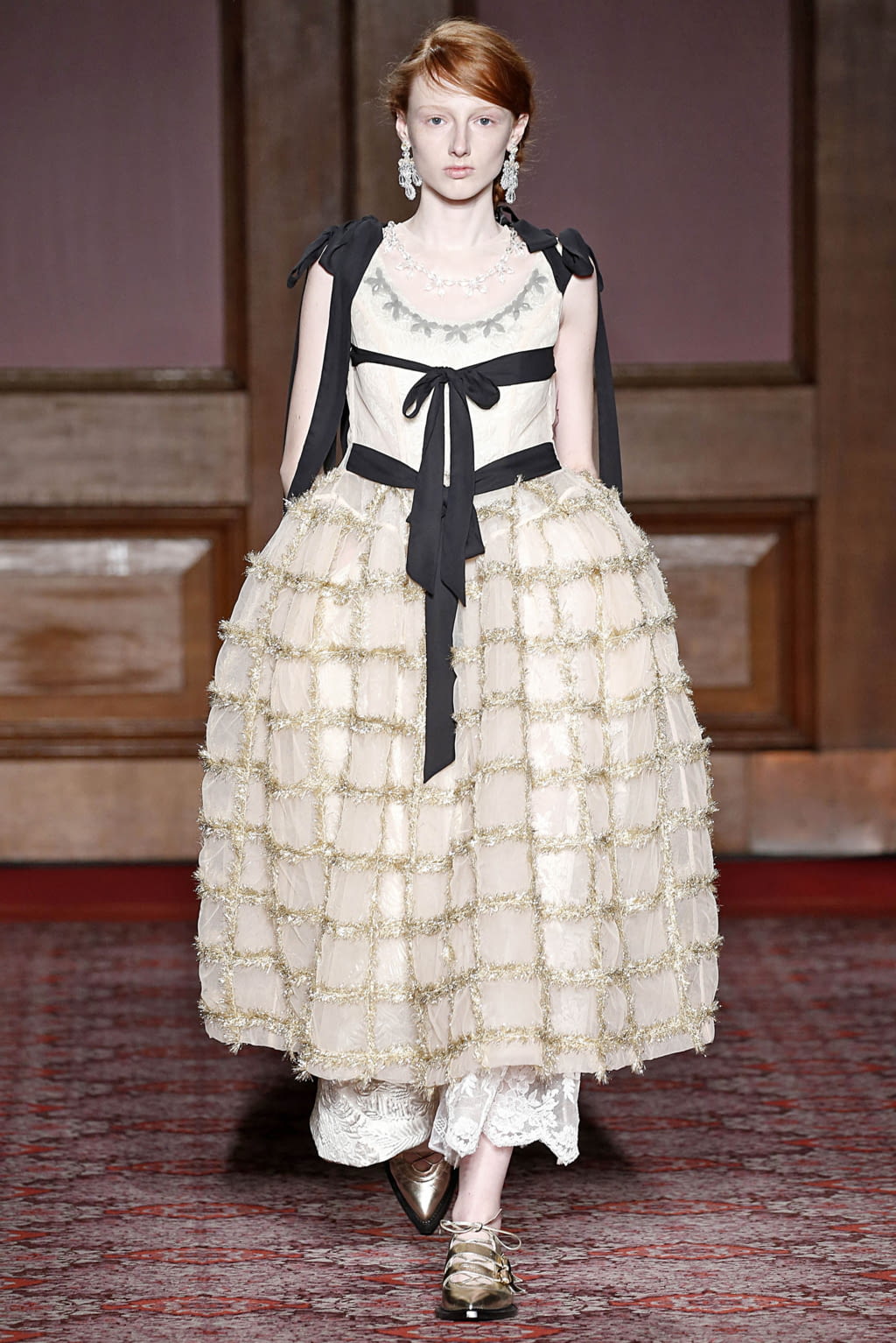 Fashion Week London Fall/Winter 2018 look 36 from the Simone Rocha collection 女装