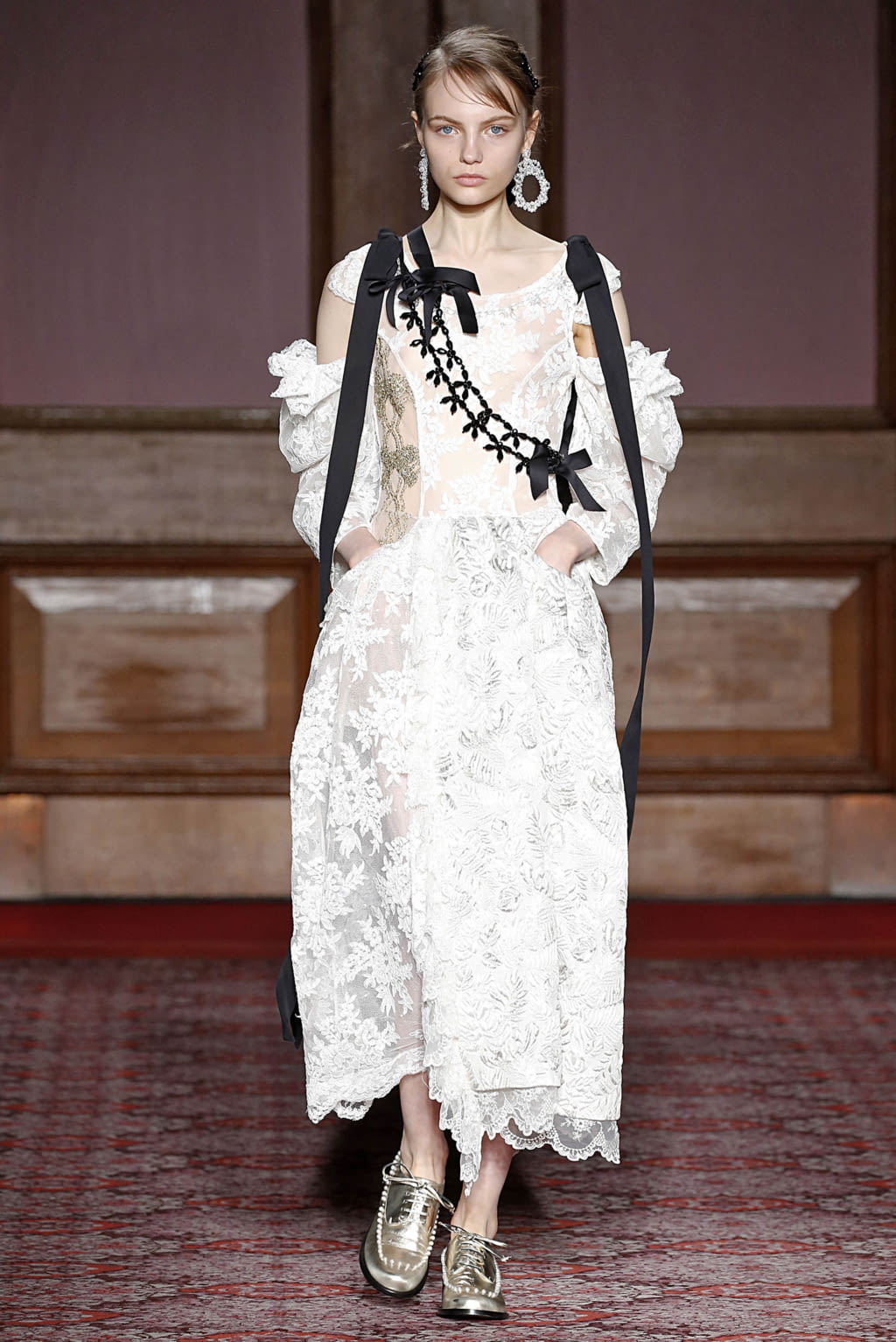 Fashion Week London Fall/Winter 2018 look 38 from the Simone Rocha collection 女装