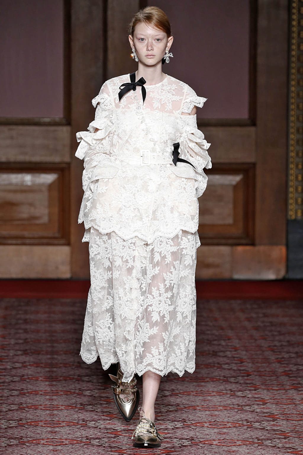 Fashion Week London Fall/Winter 2018 look 40 from the Simone Rocha collection 女装