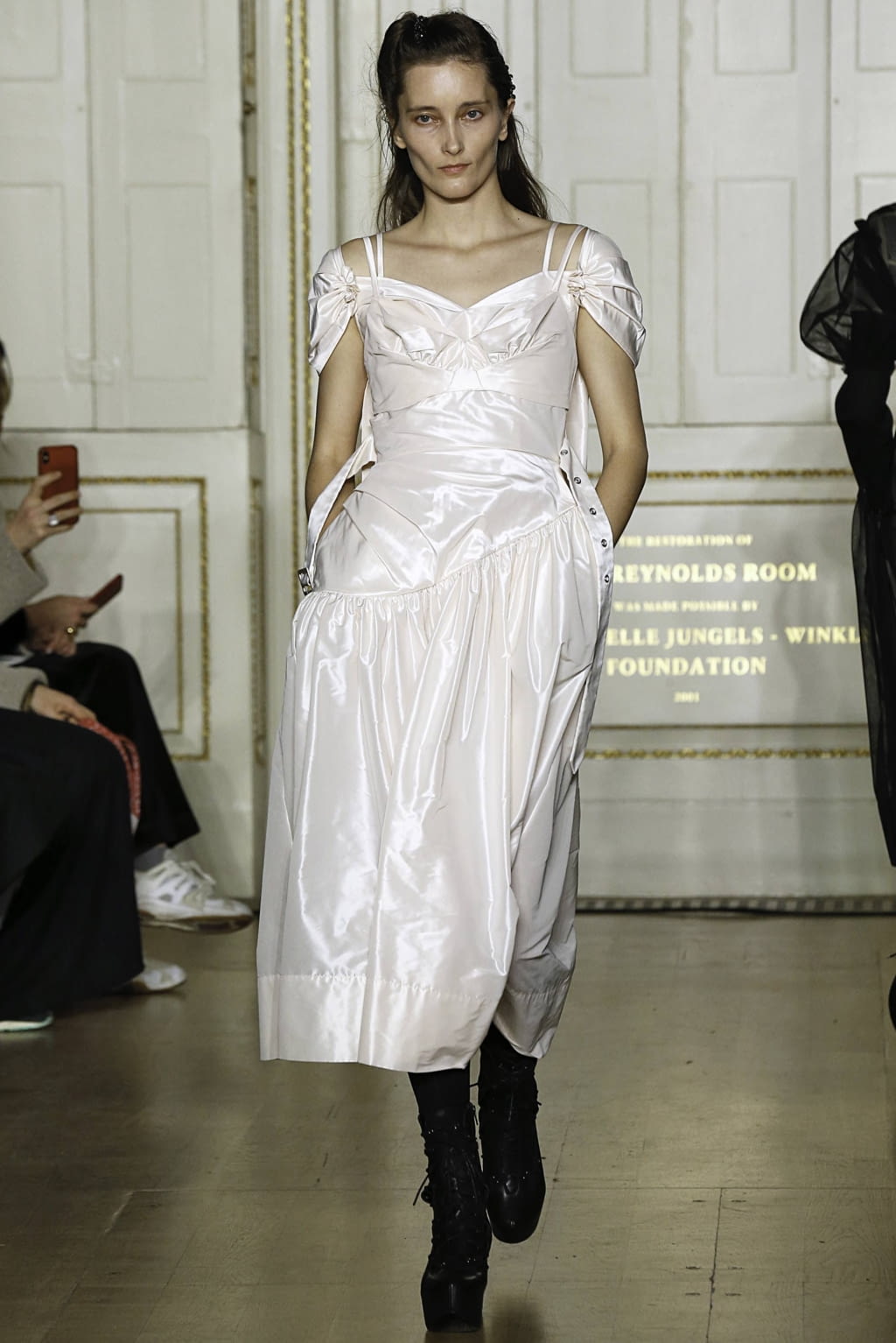 Fashion Week London Fall/Winter 2019 look 7 from the Simone Rocha collection 女装