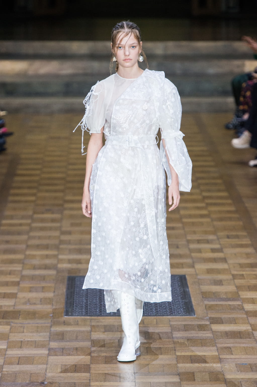 Fashion Week London Spring/Summer 2017 look 6 from the Simone Rocha collection 女装