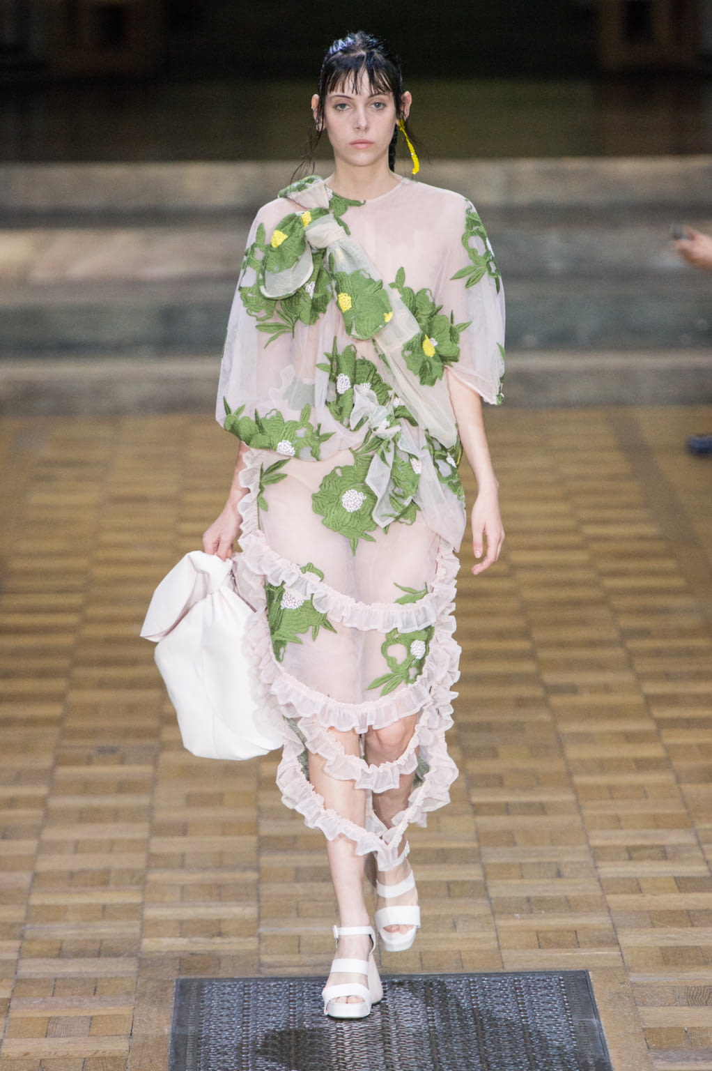 Fashion Week London Spring/Summer 2017 look 34 from the Simone Rocha collection 女装
