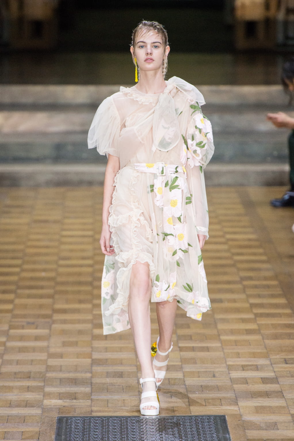 Fashion Week London Spring/Summer 2017 look 35 from the Simone Rocha collection 女装
