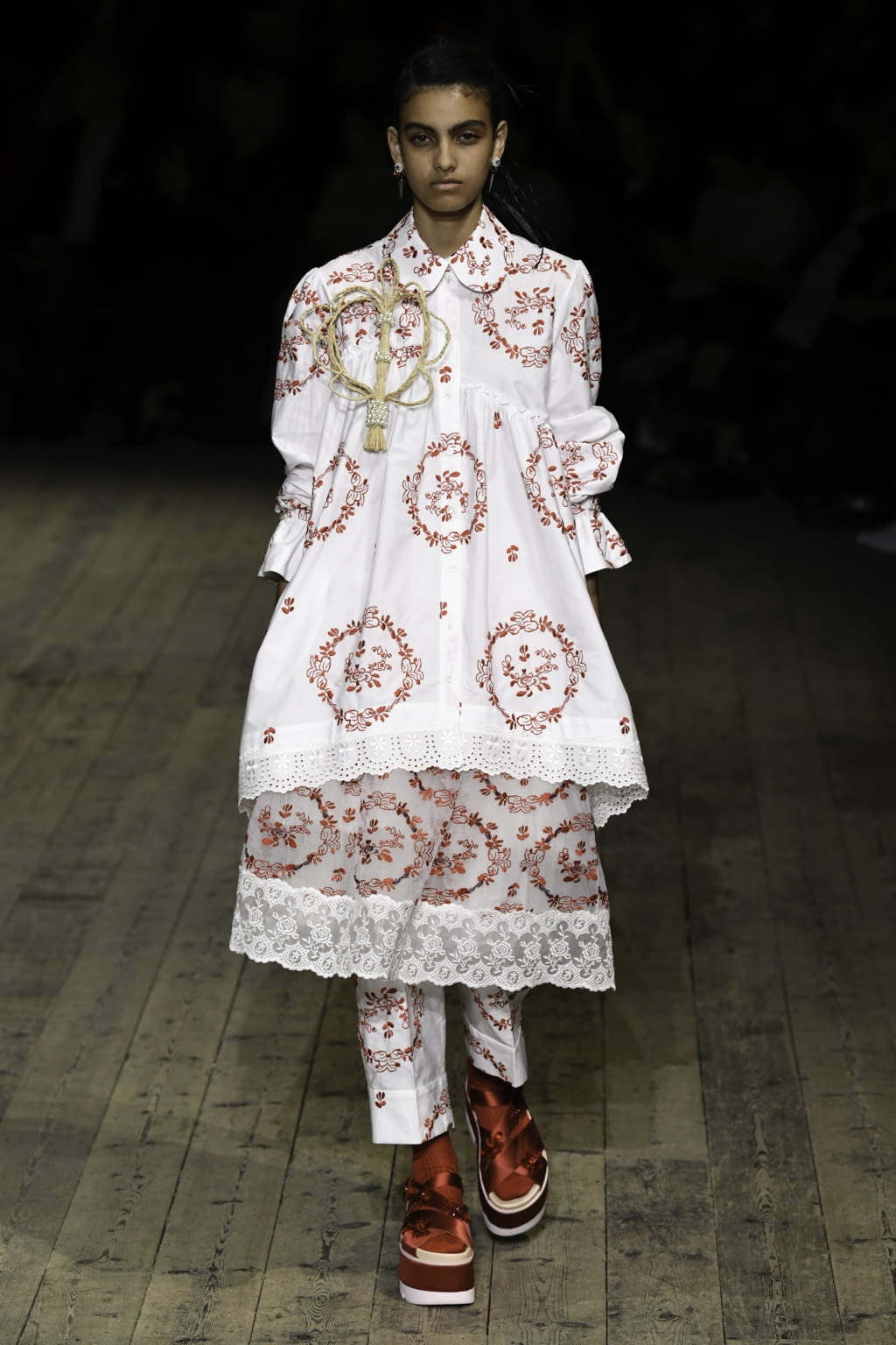 Fashion Week London Spring/Summer 2020 look 33 from the Simone Rocha collection 女装