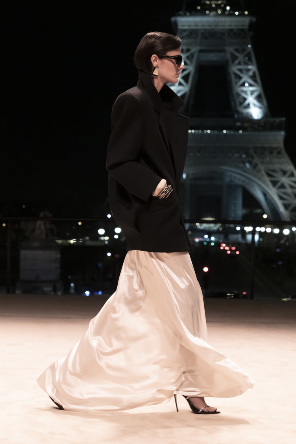 Fashion Week Paris Fall/Winter 2022 look 1 de la collection Saint Laurent womenswear