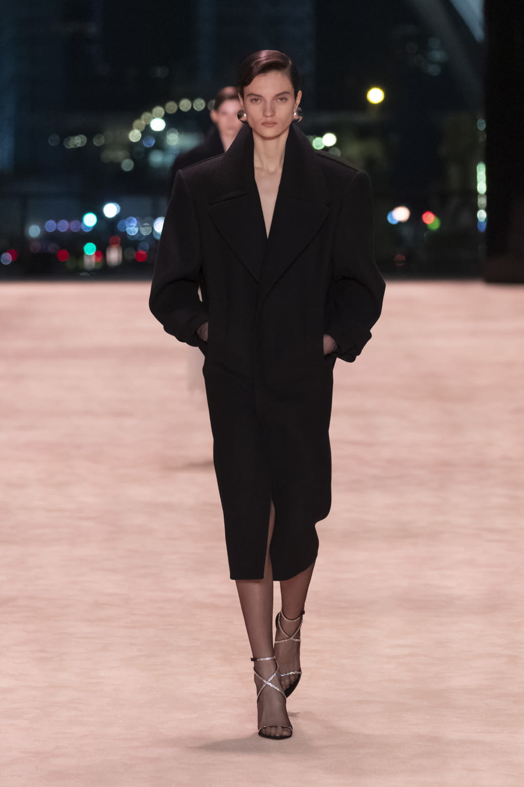 Fashion Week Paris Fall/Winter 2022 look 12 de la collection Saint Laurent womenswear