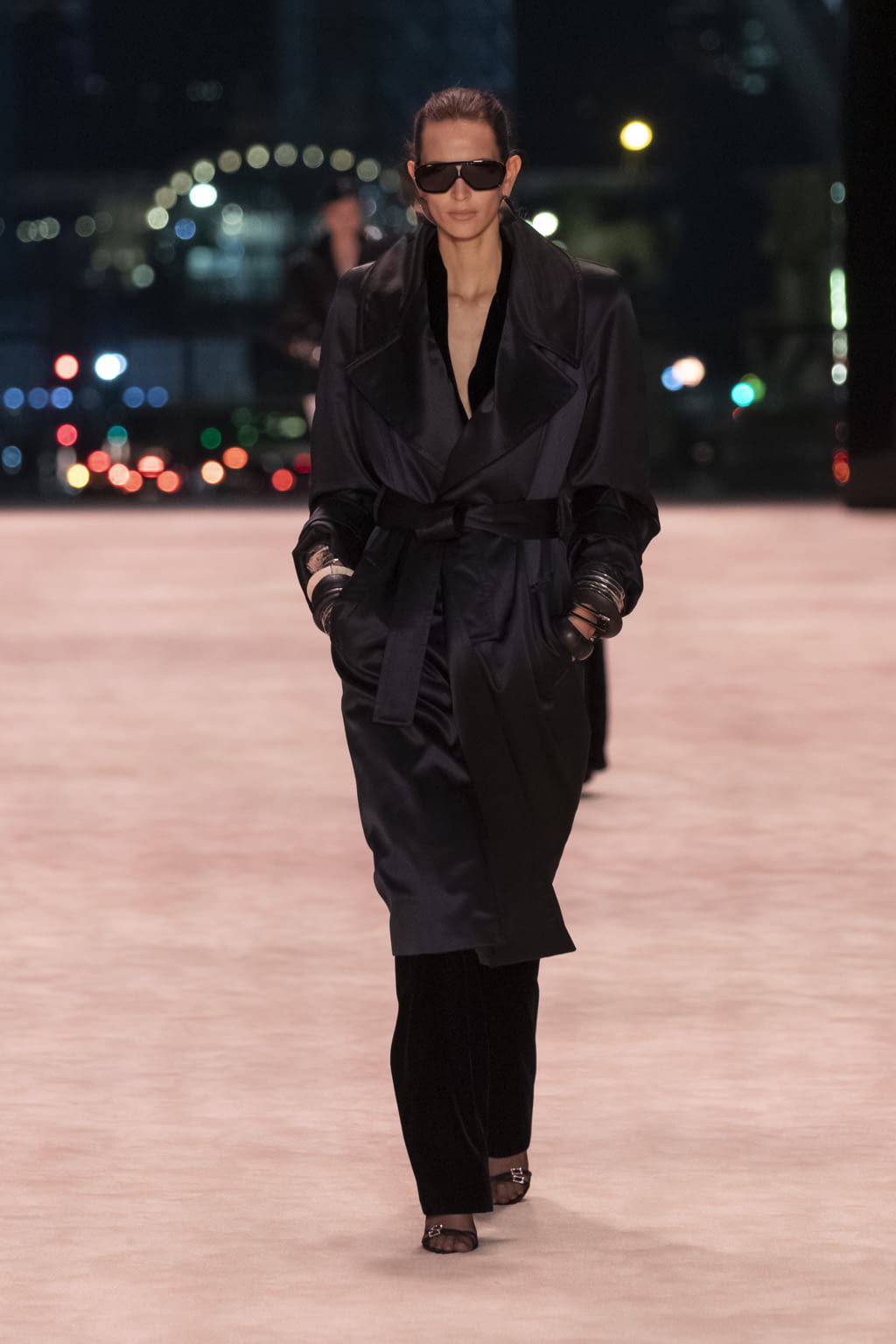 Fashion Week Paris Fall/Winter 2022 look 17 from the Saint Laurent collection 女装