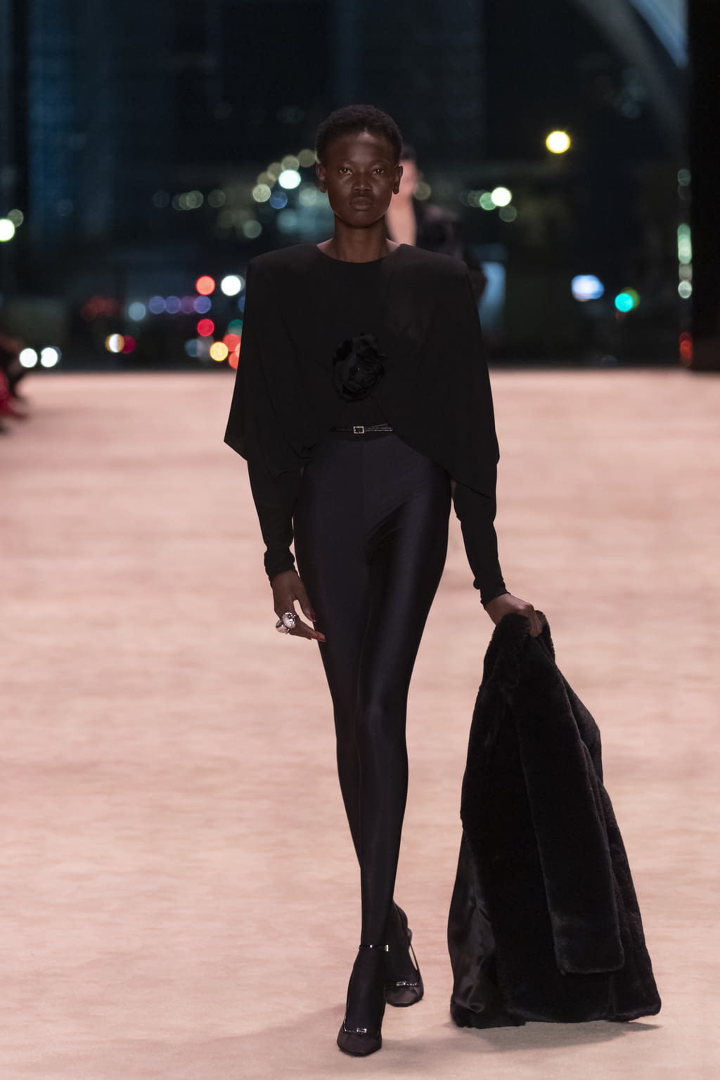 Fashion Week Paris Fall/Winter 2022 look 18 from the Saint Laurent collection womenswear