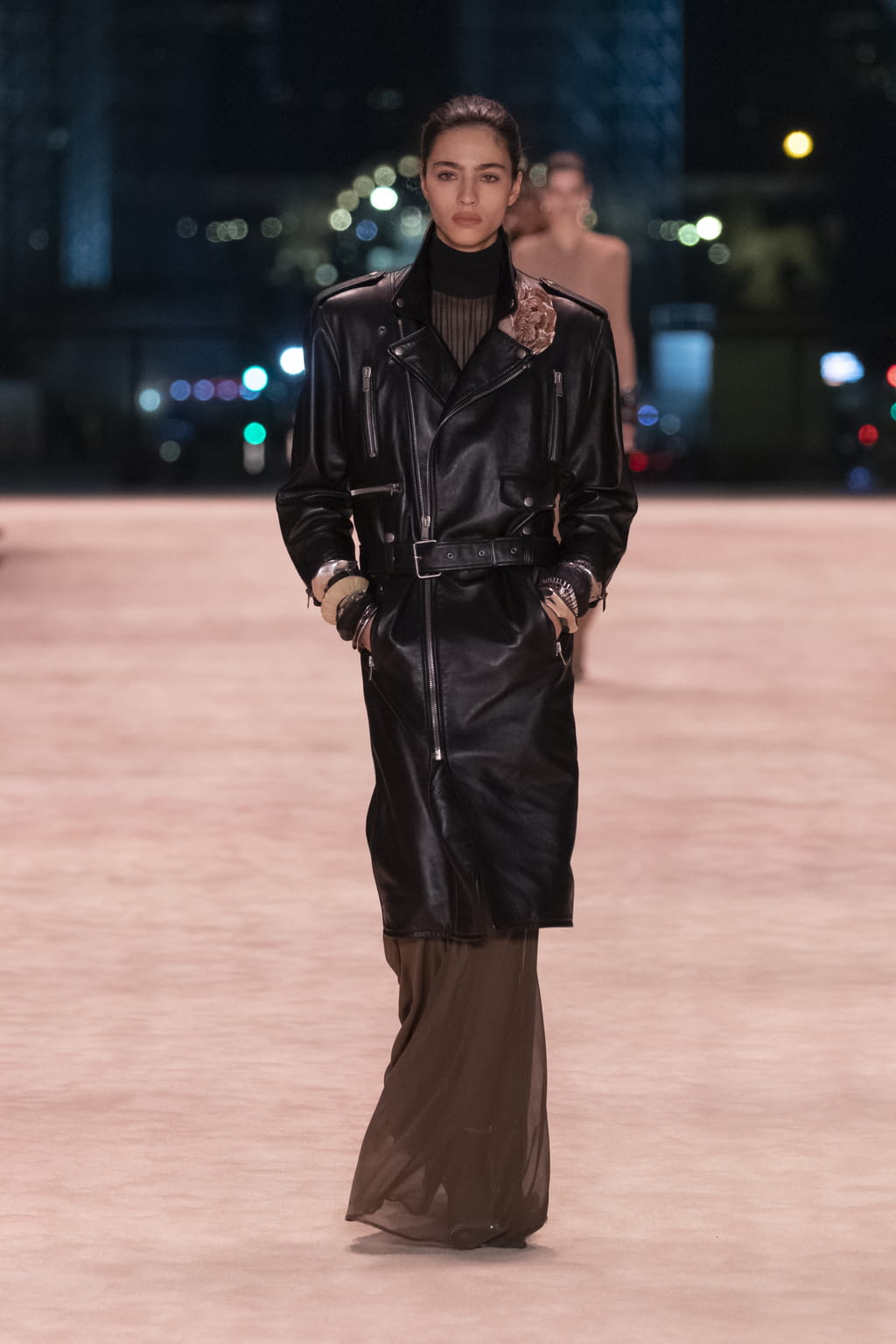 Fashion Week Paris Fall/Winter 2022 look 21 from the Saint Laurent collection 女装