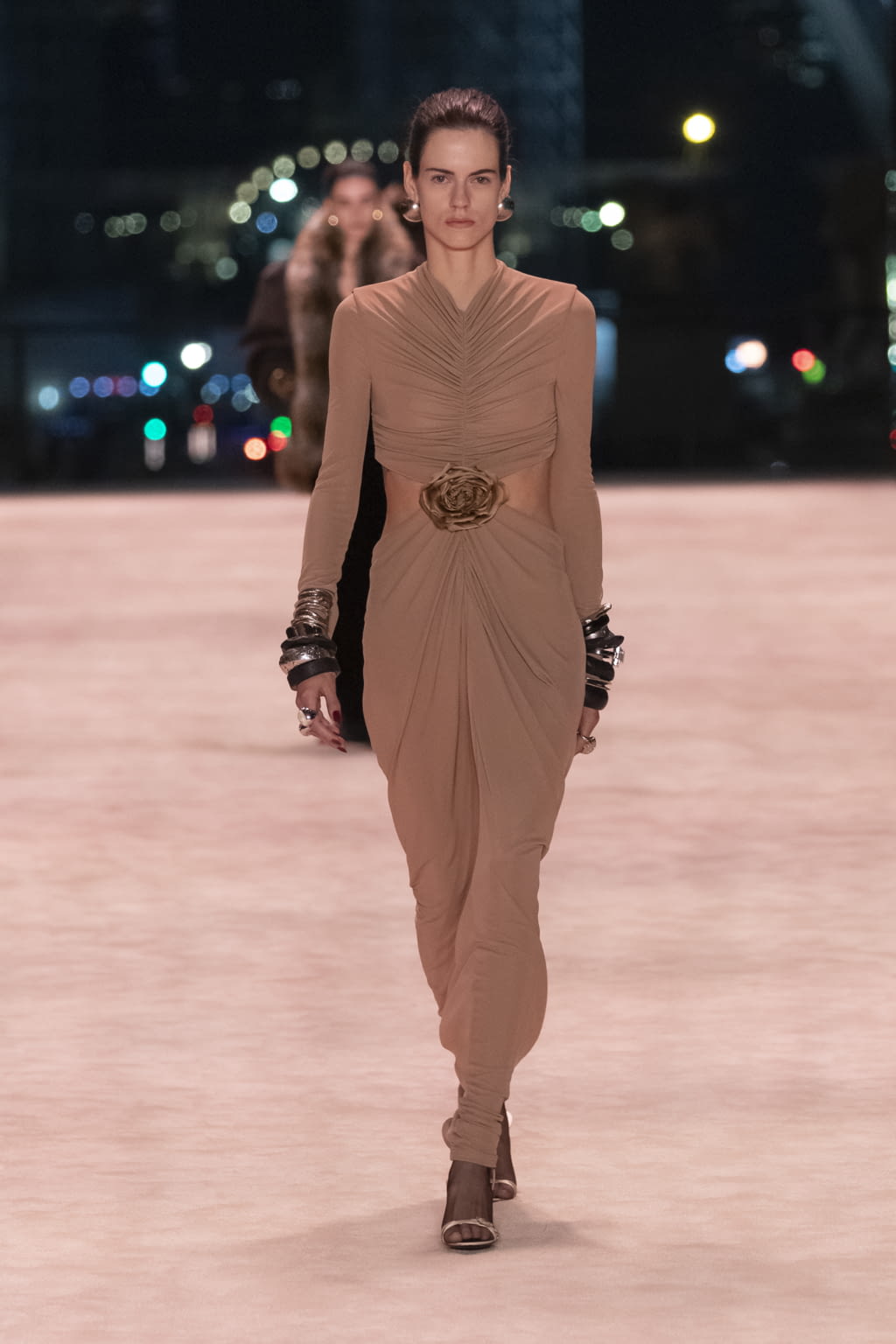 Fashion Week Paris Fall/Winter 2022 look 22 from the Saint Laurent collection 女装