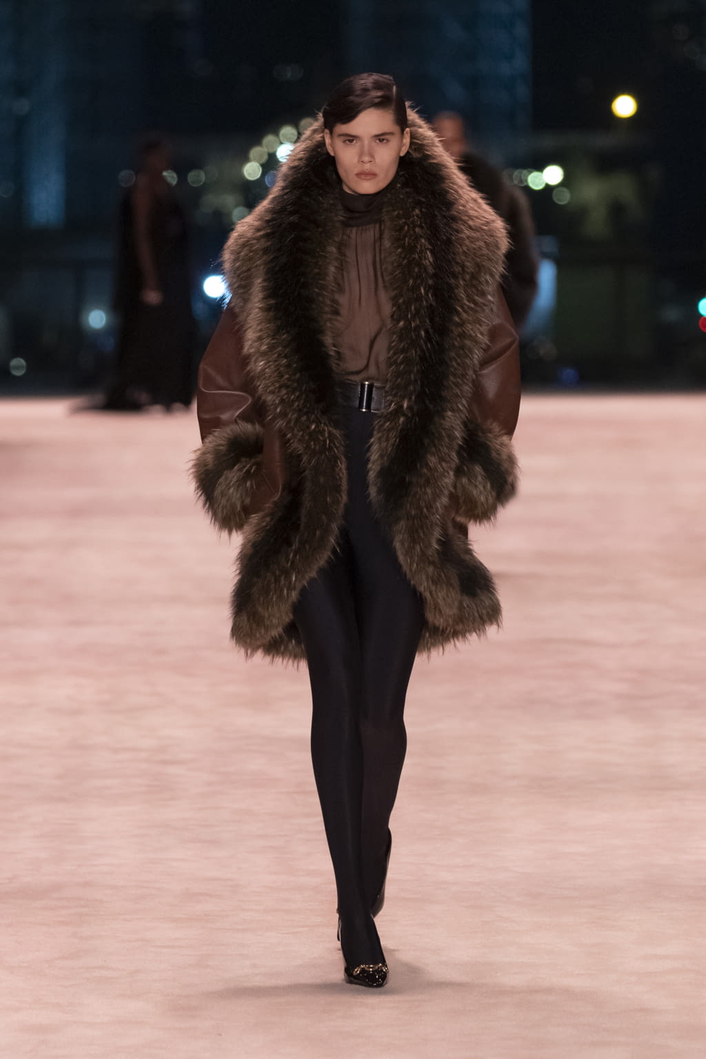 Fashion Week Paris Fall/Winter 2022 look 24 from the Saint Laurent collection womenswear