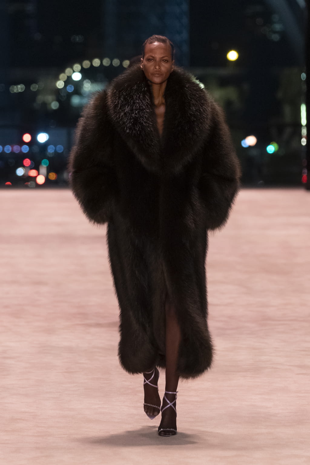 Fashion Week Paris Fall/Winter 2022 look 25 from the Saint Laurent collection womenswear