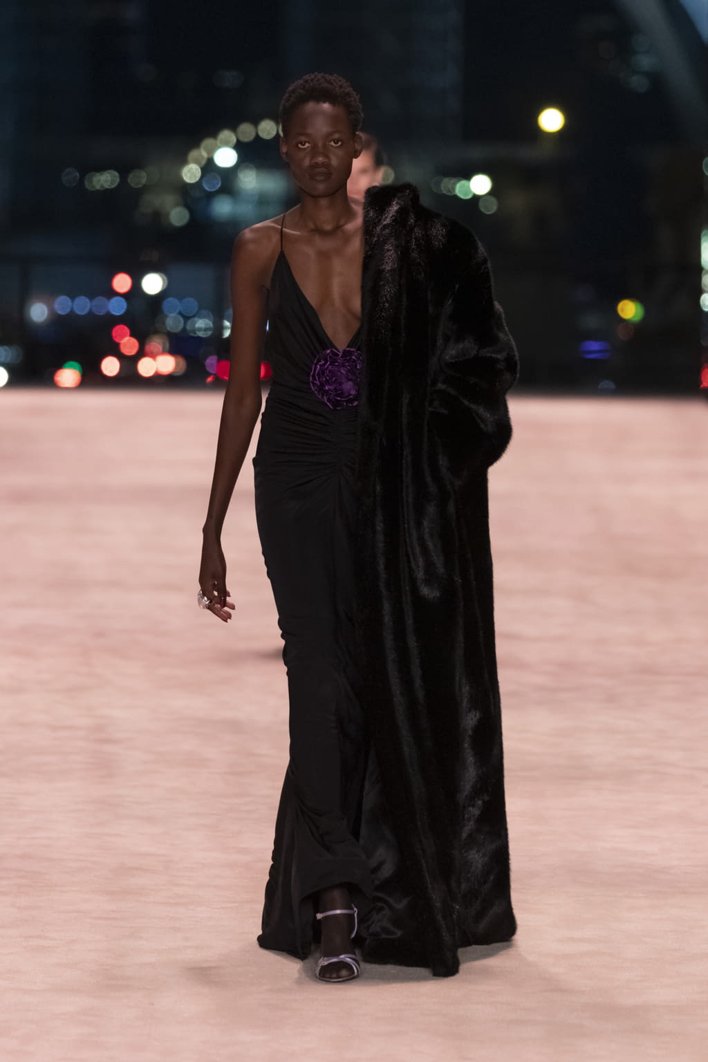 Fashion Week Paris Fall/Winter 2022 look 27 from the Saint Laurent collection womenswear
