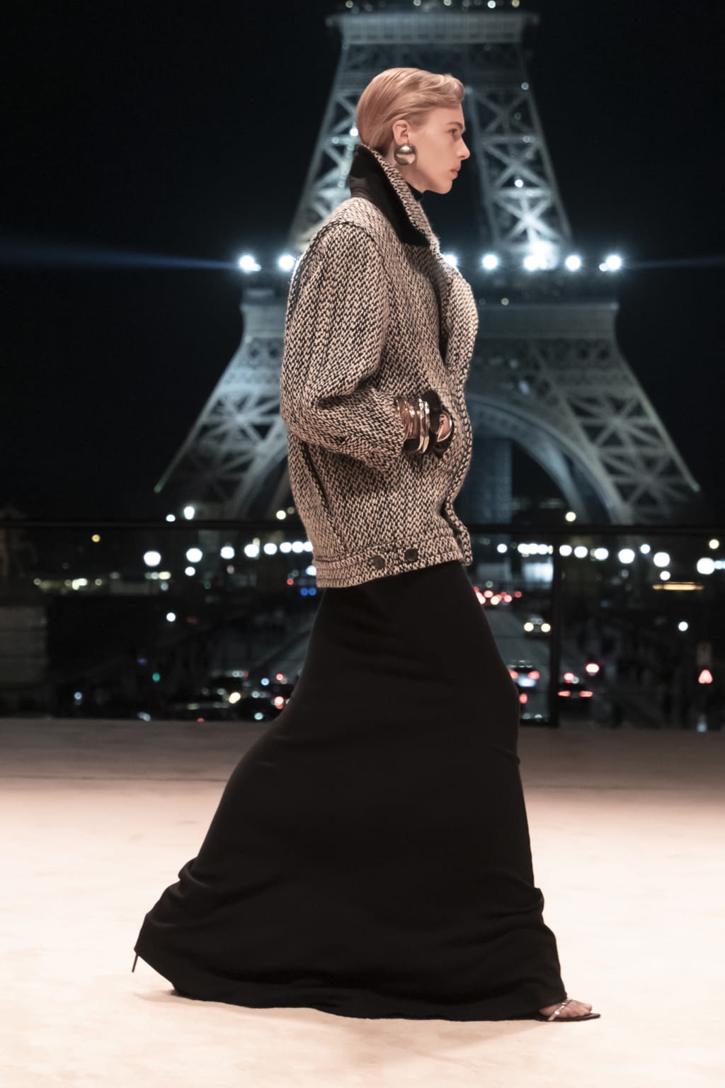 Fashion Week Paris Fall/Winter 2022 look 30 from the Saint Laurent collection womenswear