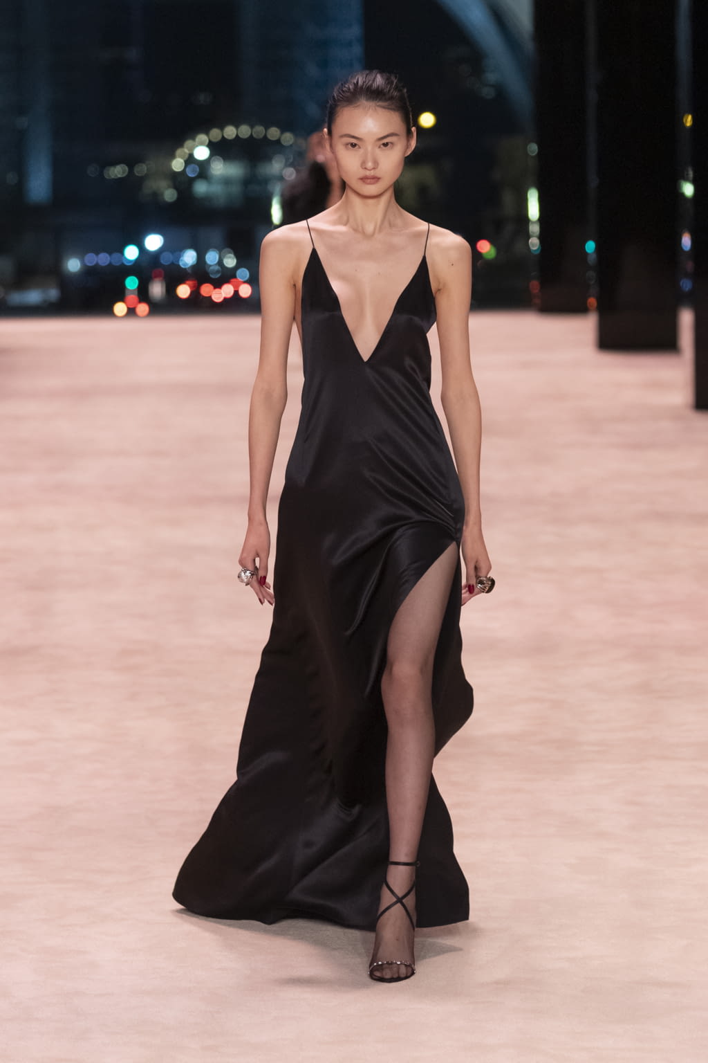 Fashion Week Paris Fall/Winter 2022 look 31 de la collection Saint Laurent womenswear
