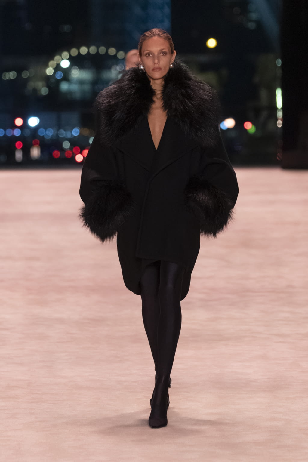 Fashion Week Paris Fall/Winter 2022 look 32 from the Saint Laurent collection womenswear