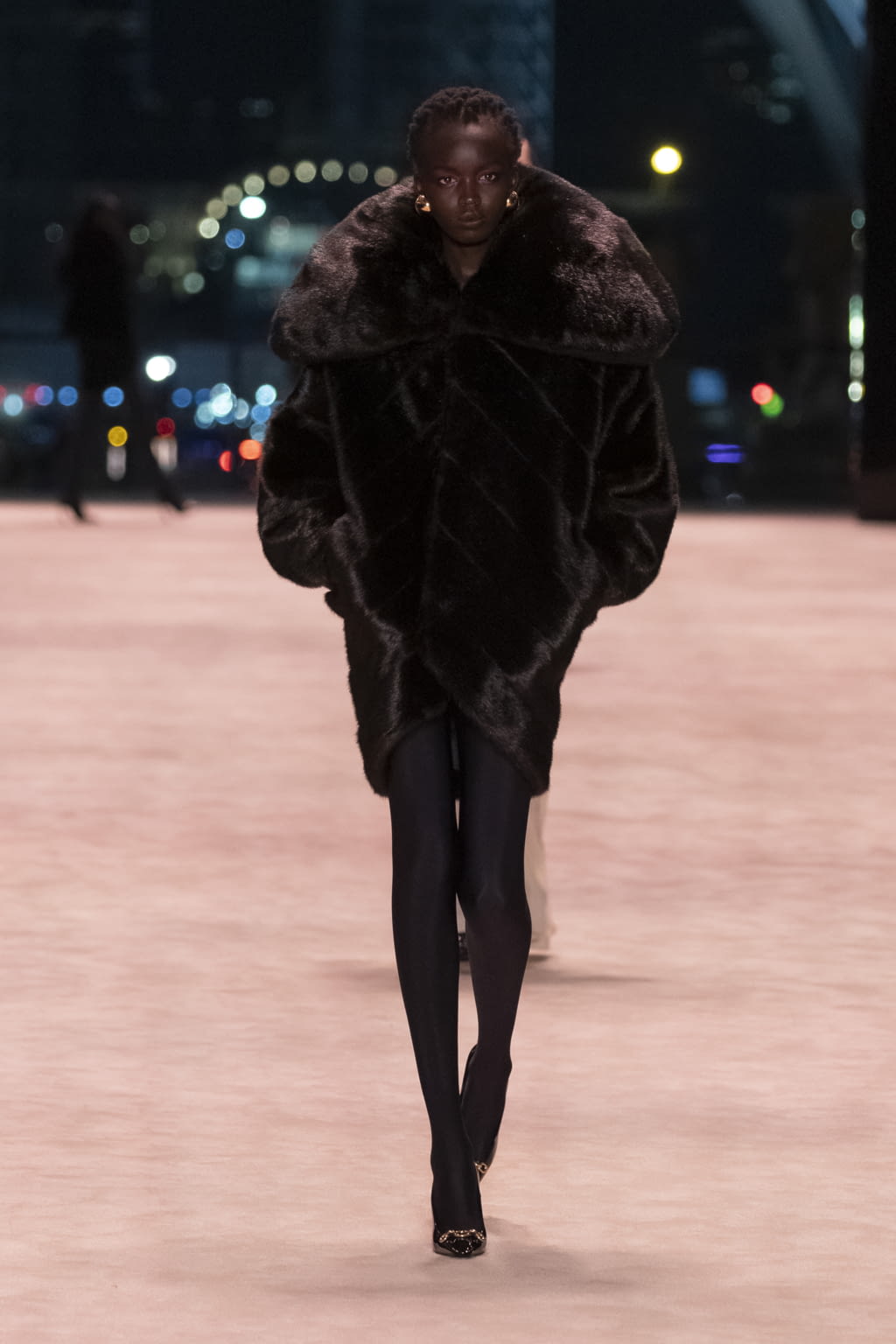 Fashion Week Paris Fall/Winter 2022 look 37 from the Saint Laurent collection 女装