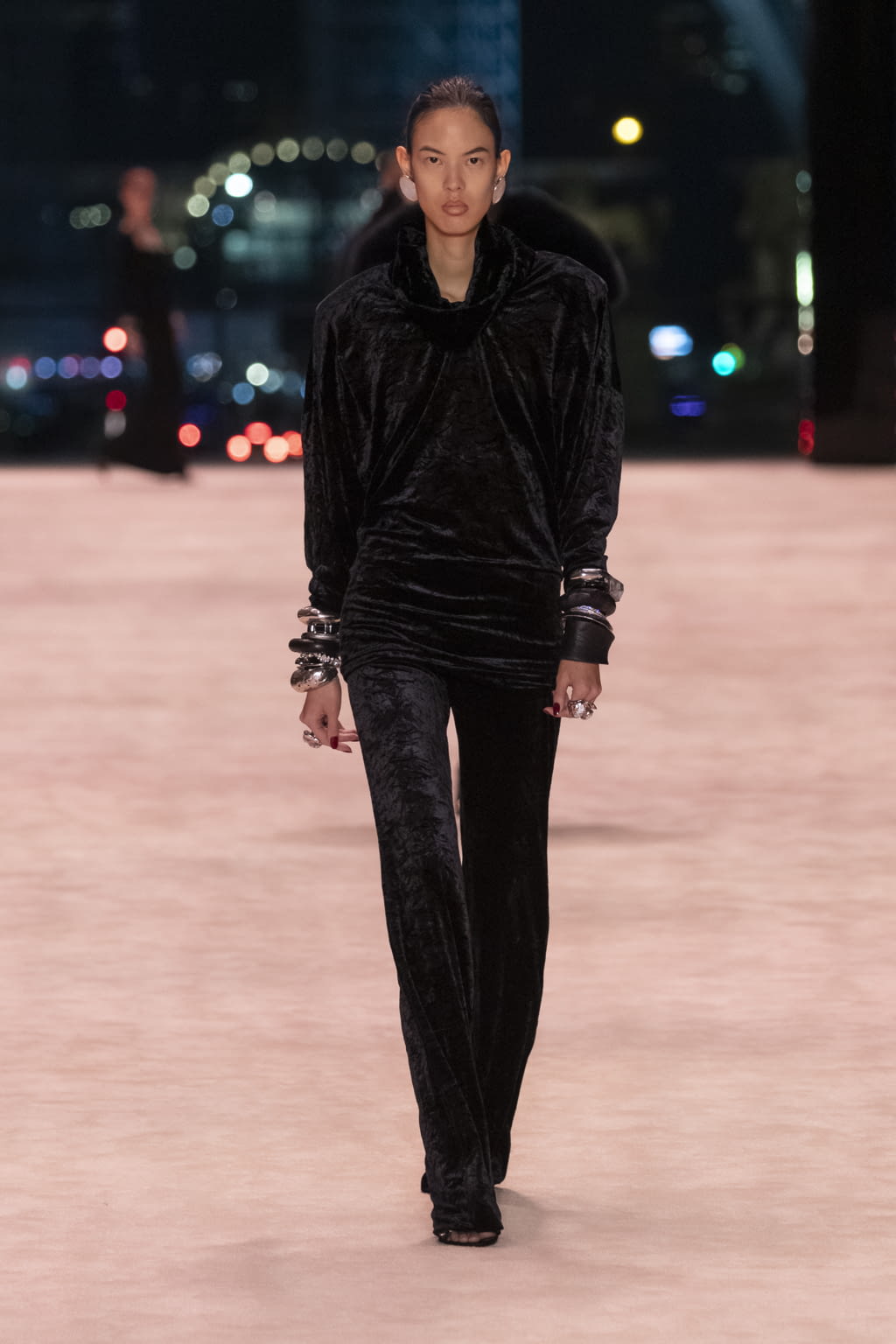 Fashion Week Paris Fall/Winter 2022 look 40 from the Saint Laurent collection womenswear