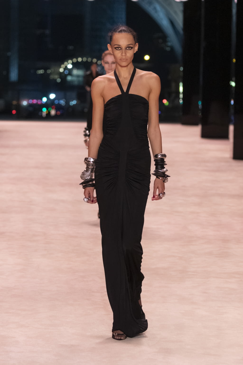 Fashion Week Paris Fall/Winter 2022 look 44 from the Saint Laurent collection 女装
