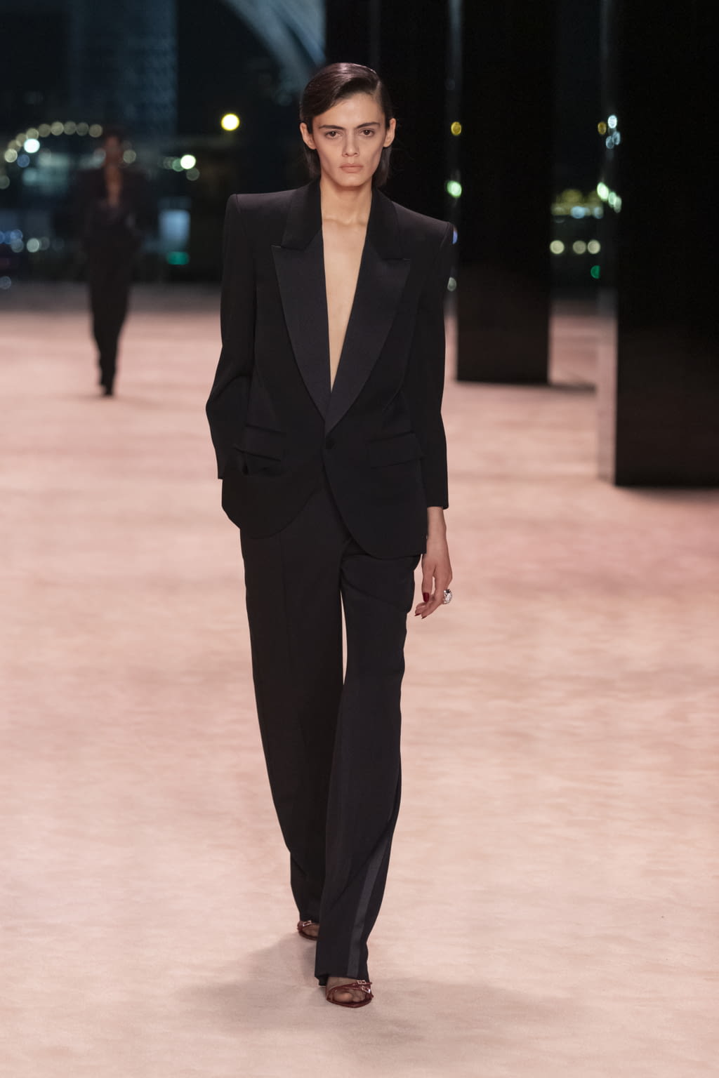 Fashion Week Paris Fall/Winter 2022 look 54 from the Saint Laurent collection 女装