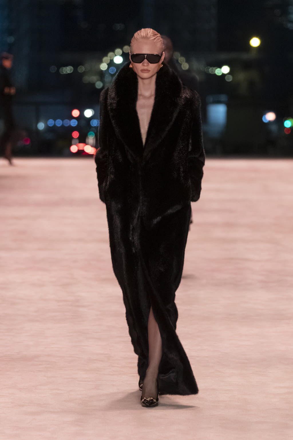 Fashion Week Paris Fall/Winter 2022 look 7 from the Saint Laurent collection 女装