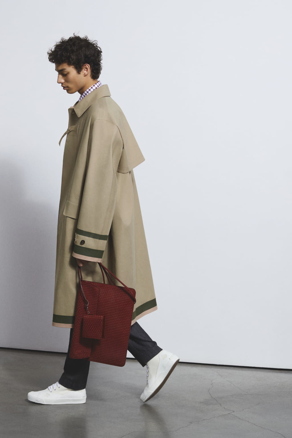 Fashion Week Paris Fall/Winter 2018 look 12 from the Stella McCartney collection menswear
