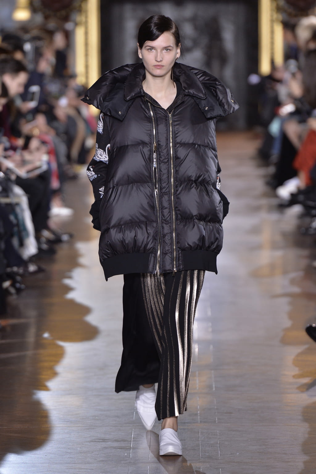 Fashion Week Paris Fall/Winter 2016 look 16 from the Stella McCartney collection womenswear