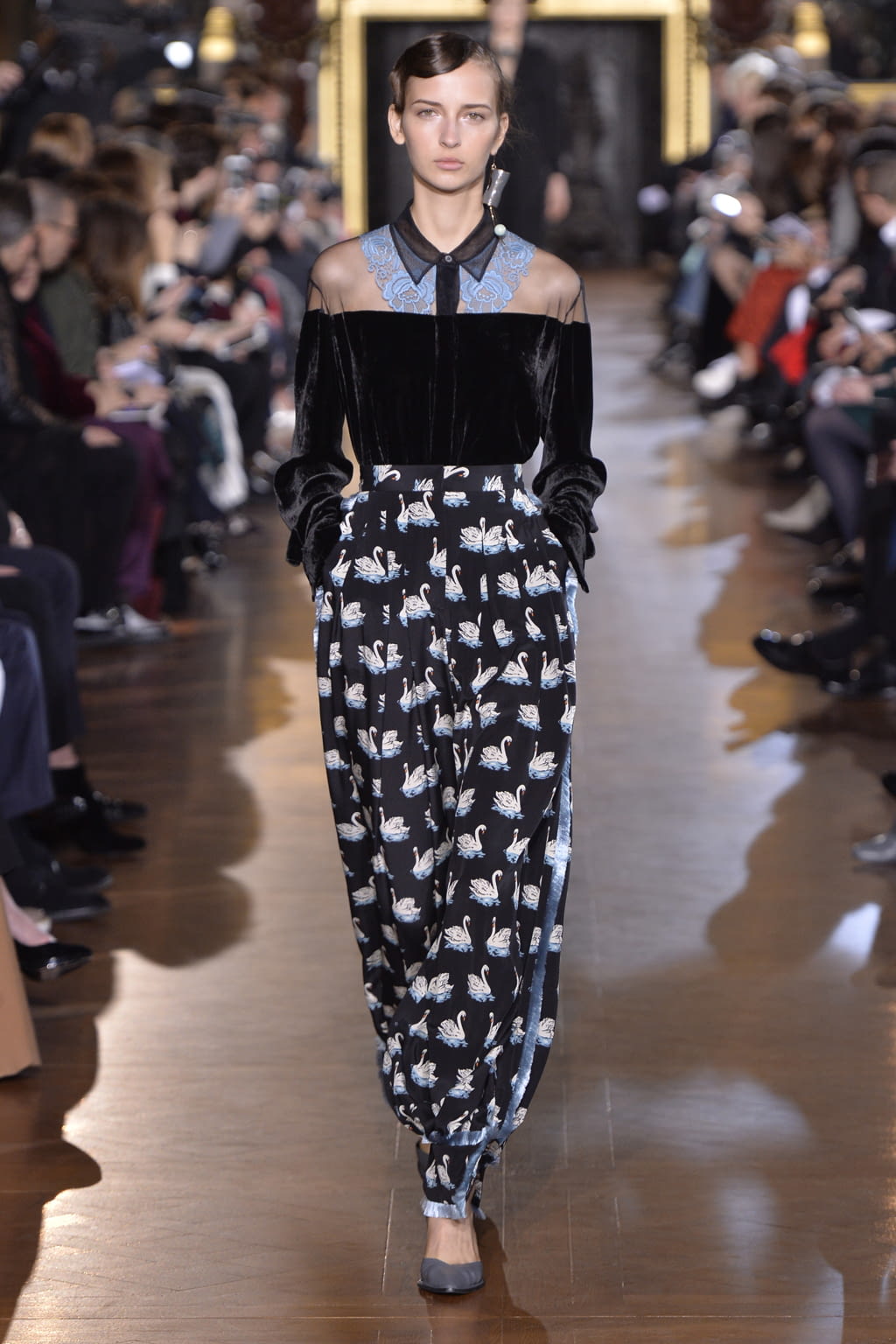 Fashion Week Paris Fall/Winter 2016 look 26 from the Stella McCartney collection womenswear