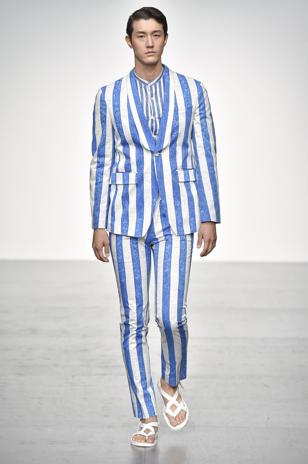 Fashion Week London Spring/Summer 2018 look 1 from the Songzio collection menswear