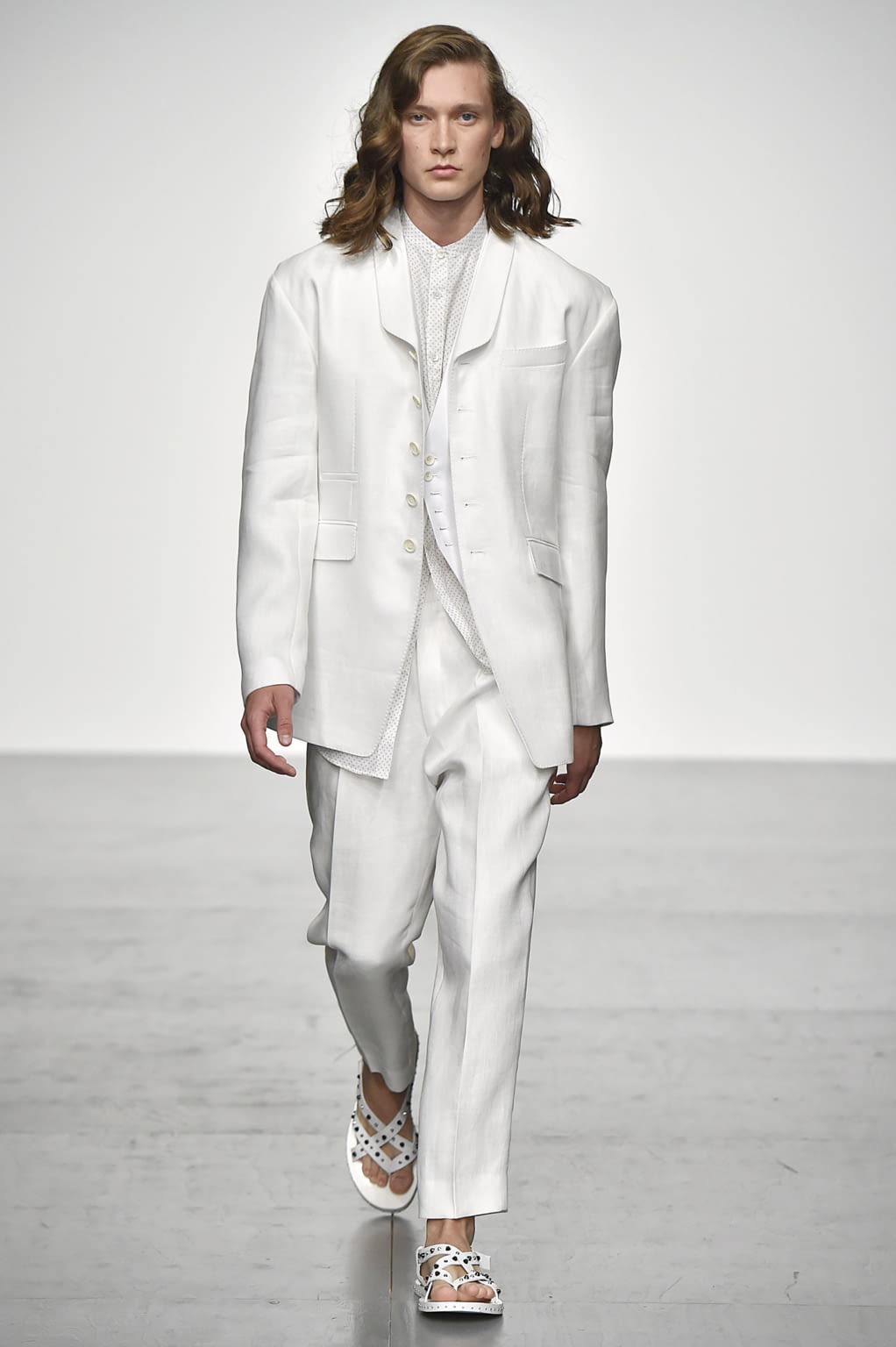 Fashion Week London Spring/Summer 2018 look 16 from the Songzio collection menswear