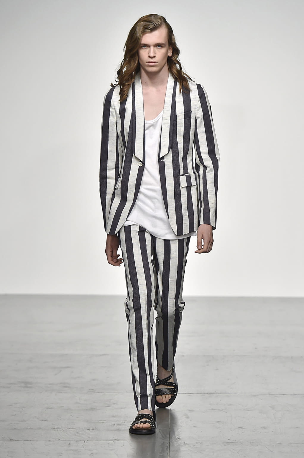 Fashion Week London Spring/Summer 2018 look 21 from the Songzio collection menswear