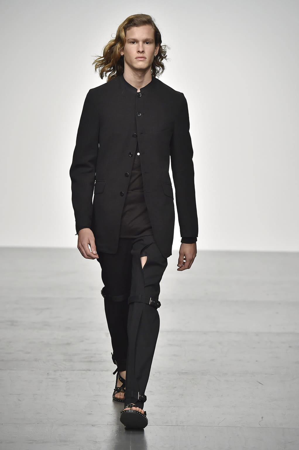 Fashion Week London Spring/Summer 2018 look 32 from the Songzio collection menswear