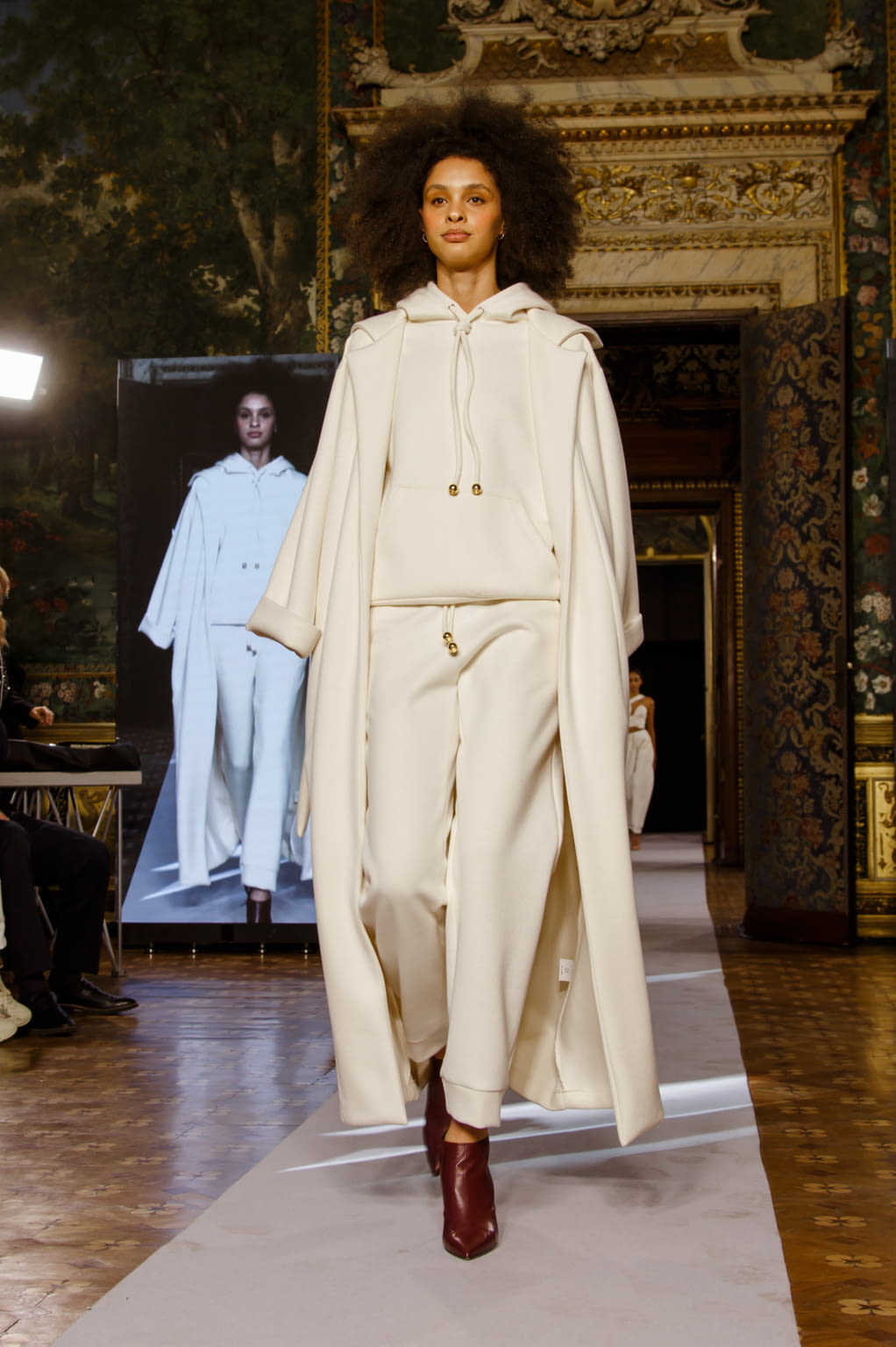 Fashion Week Milan Fall/Winter 2022 look 1 de la collection Sophia Nubes womenswear