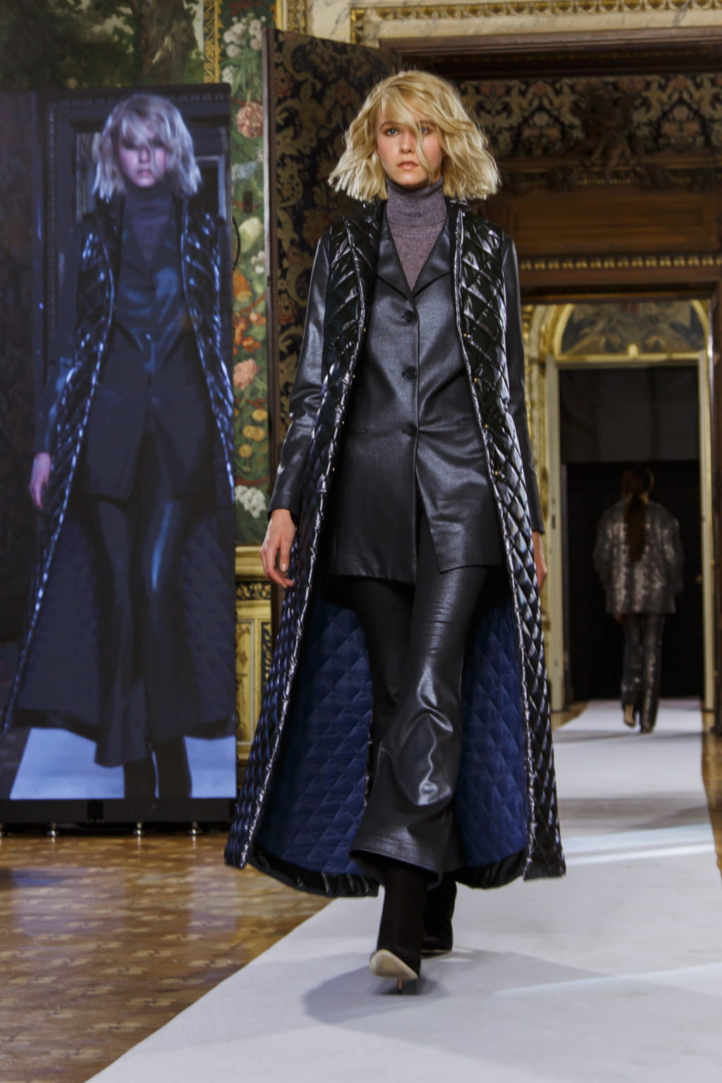 Fashion Week Milan Fall/Winter 2022 look 25 from the Sophia Nubes collection womenswear