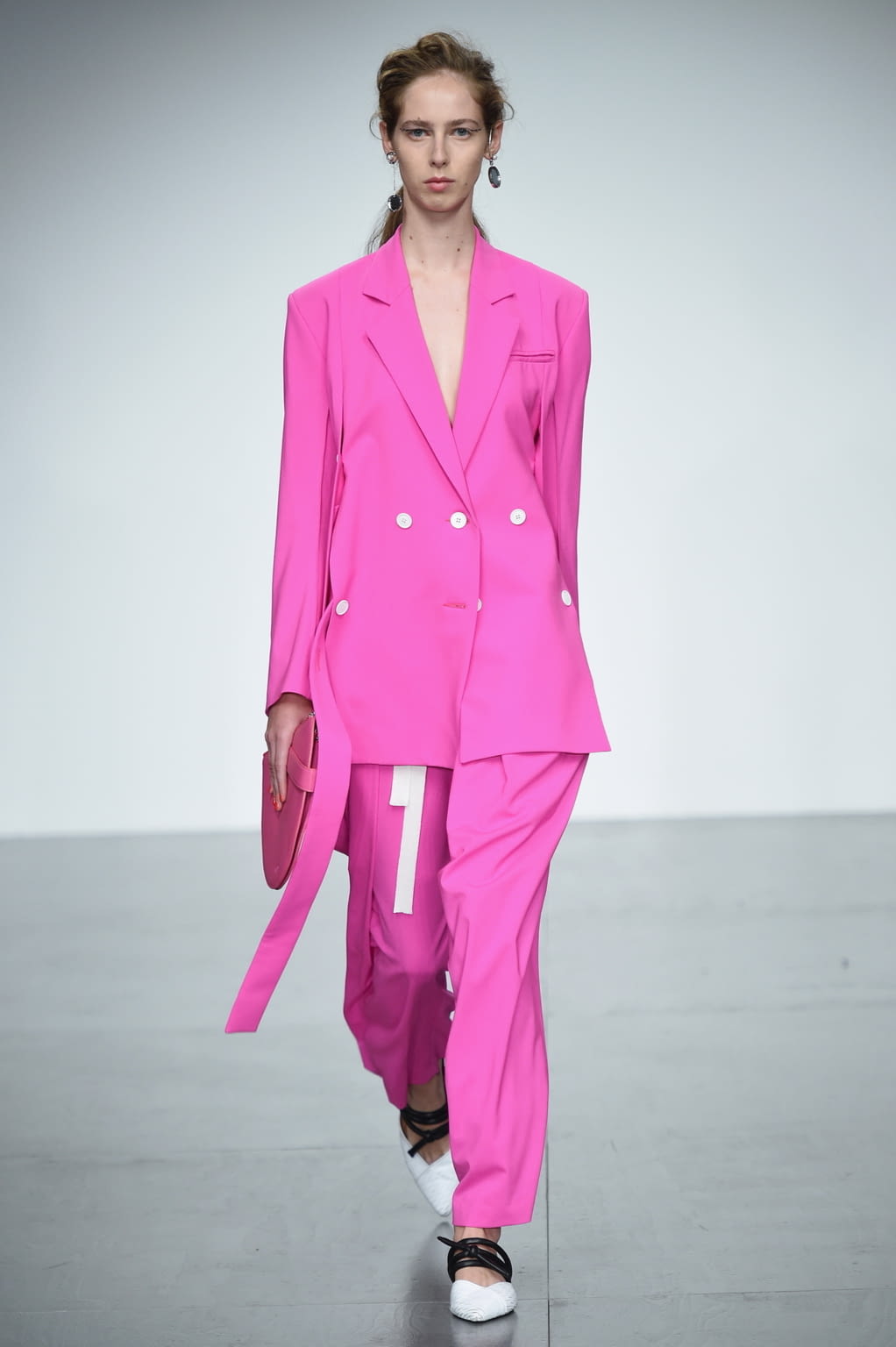 Fashion Week London Spring/Summer 2018 look 16 from the Eudon Choi collection 女装