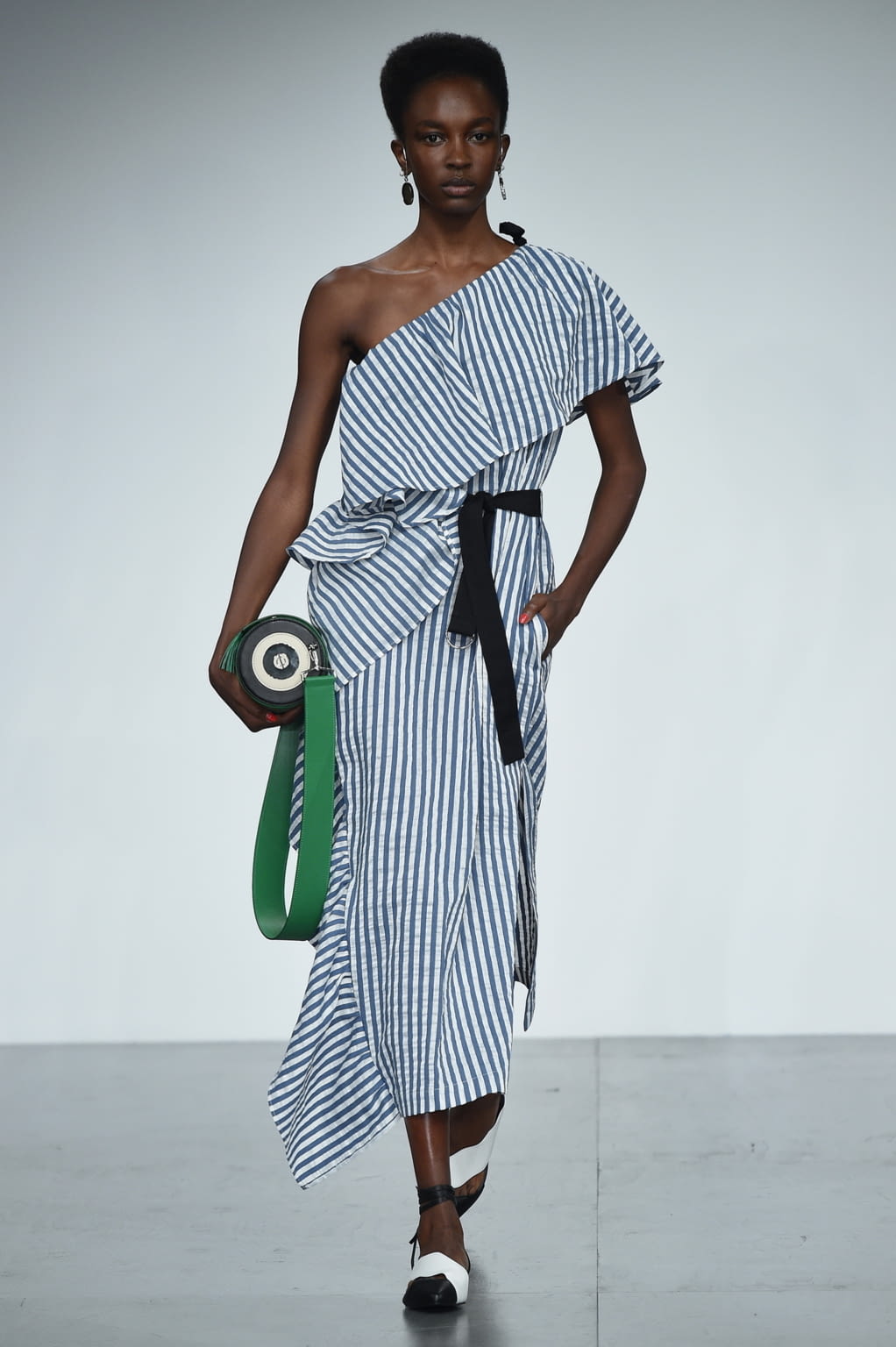 Fashion Week London Spring/Summer 2018 look 24 from the Eudon Choi collection womenswear