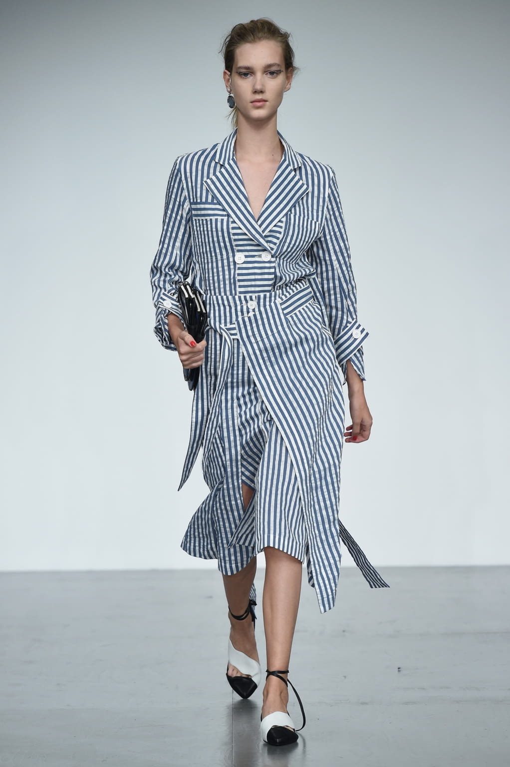 Fashion Week London Spring/Summer 2018 look 25 from the Eudon Choi collection womenswear
