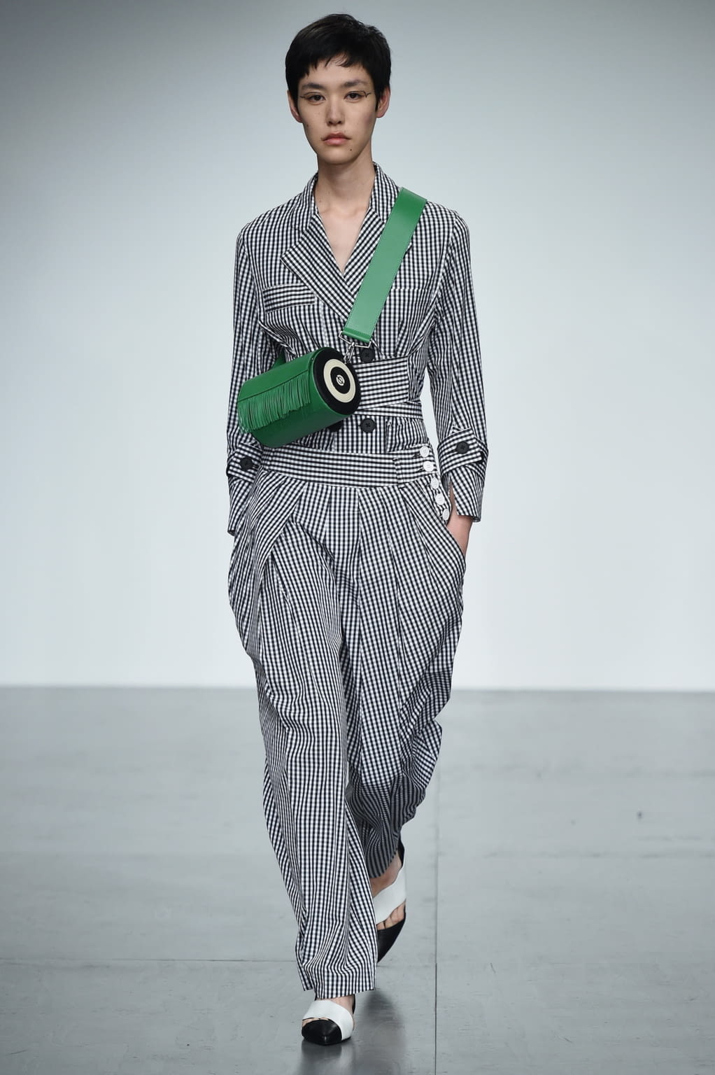 Fashion Week London Spring/Summer 2018 look 31 from the Eudon Choi collection womenswear