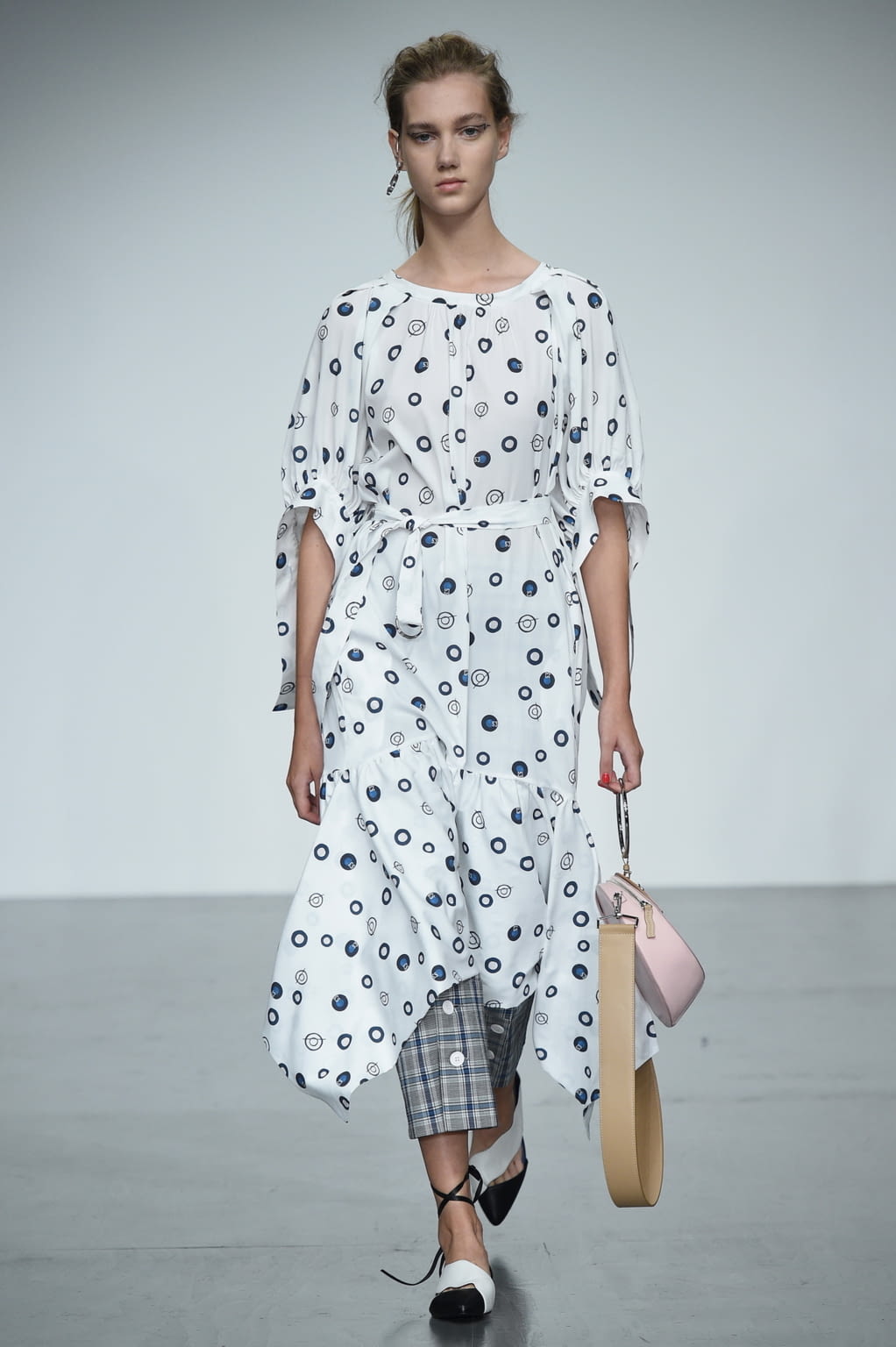Fashion Week London Spring/Summer 2018 look 9 from the Eudon Choi collection womenswear