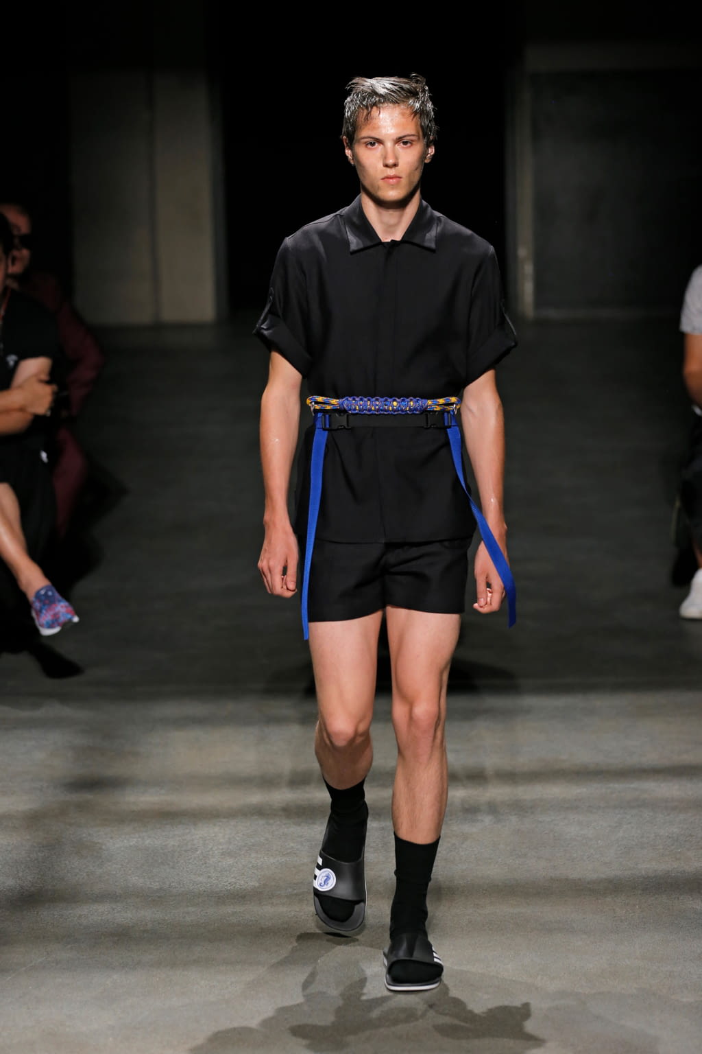 Fashion Week Paris Spring/Summer 2018 look 1 from the 22/4 Hommes collection 男装