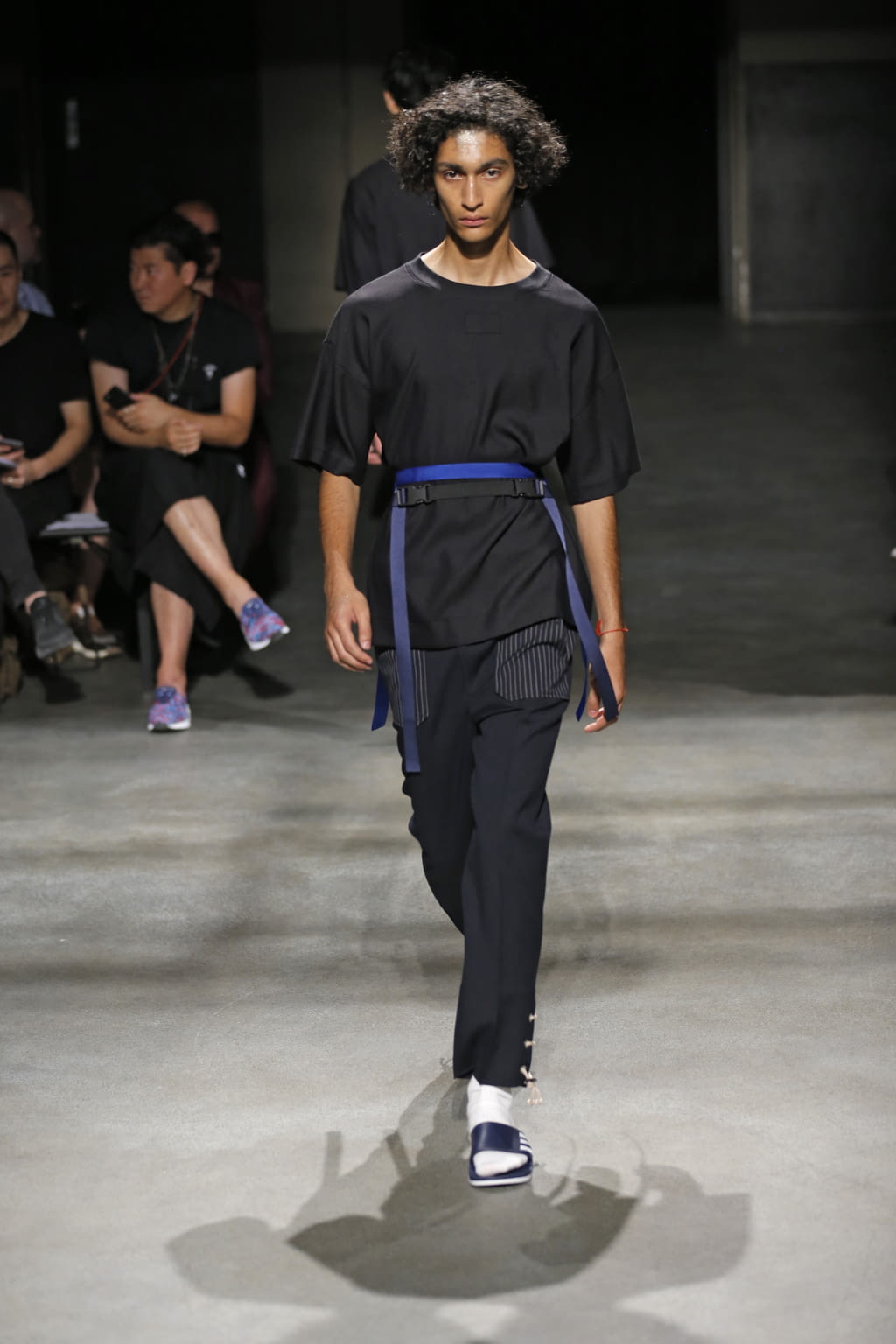 Fashion Week Paris Spring/Summer 2018 look 7 from the 22/4 Hommes collection 男装