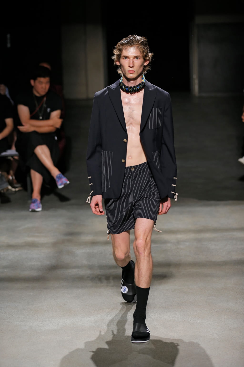 Fashion Week Paris Spring/Summer 2018 look 9 from the 22/4 Hommes collection 男装