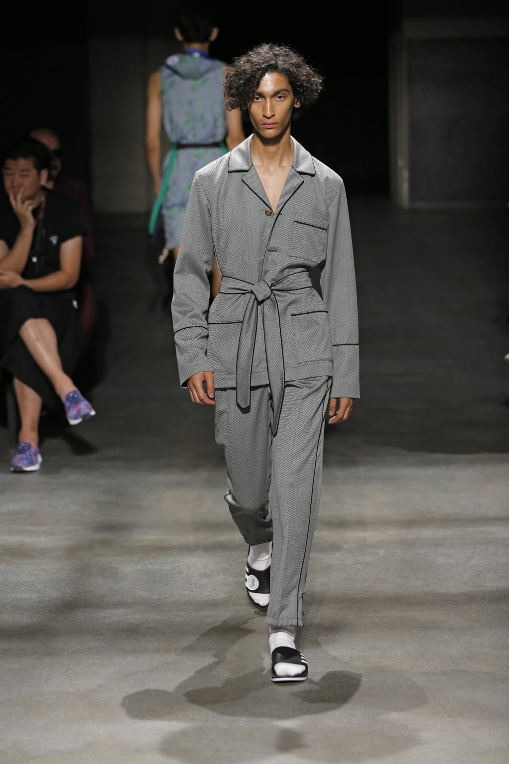 Fashion Week Paris Spring/Summer 2018 look 26 from the 22/4 Hommes collection 男装